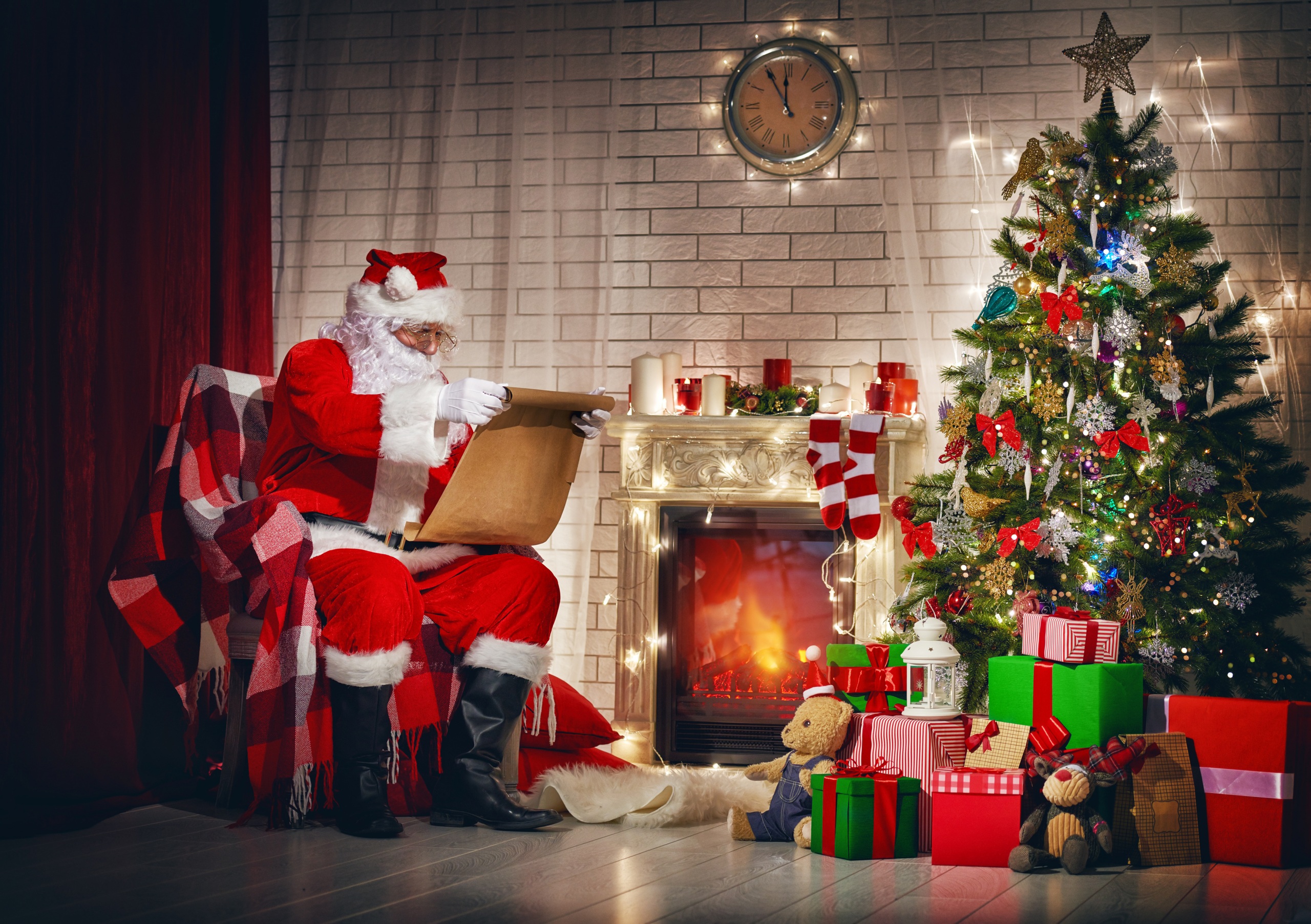 Christmas Tree Santa Gift Fireplace 2560x1804