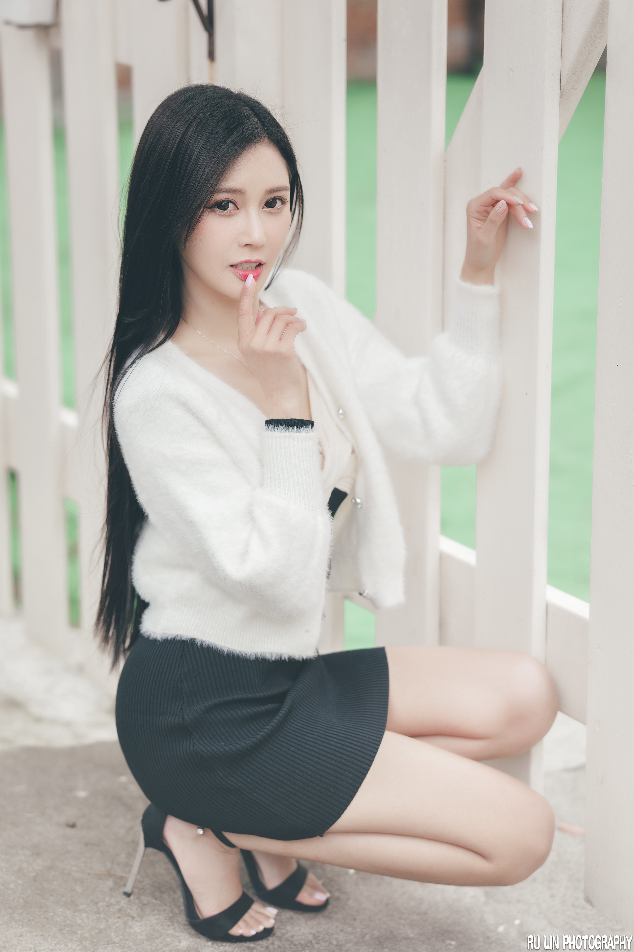 Ru Lin Women Asian Dark Hair Long Hair Straight Hair White Clothing Skirt Shoes Fence Finger On Lips 2048x3072