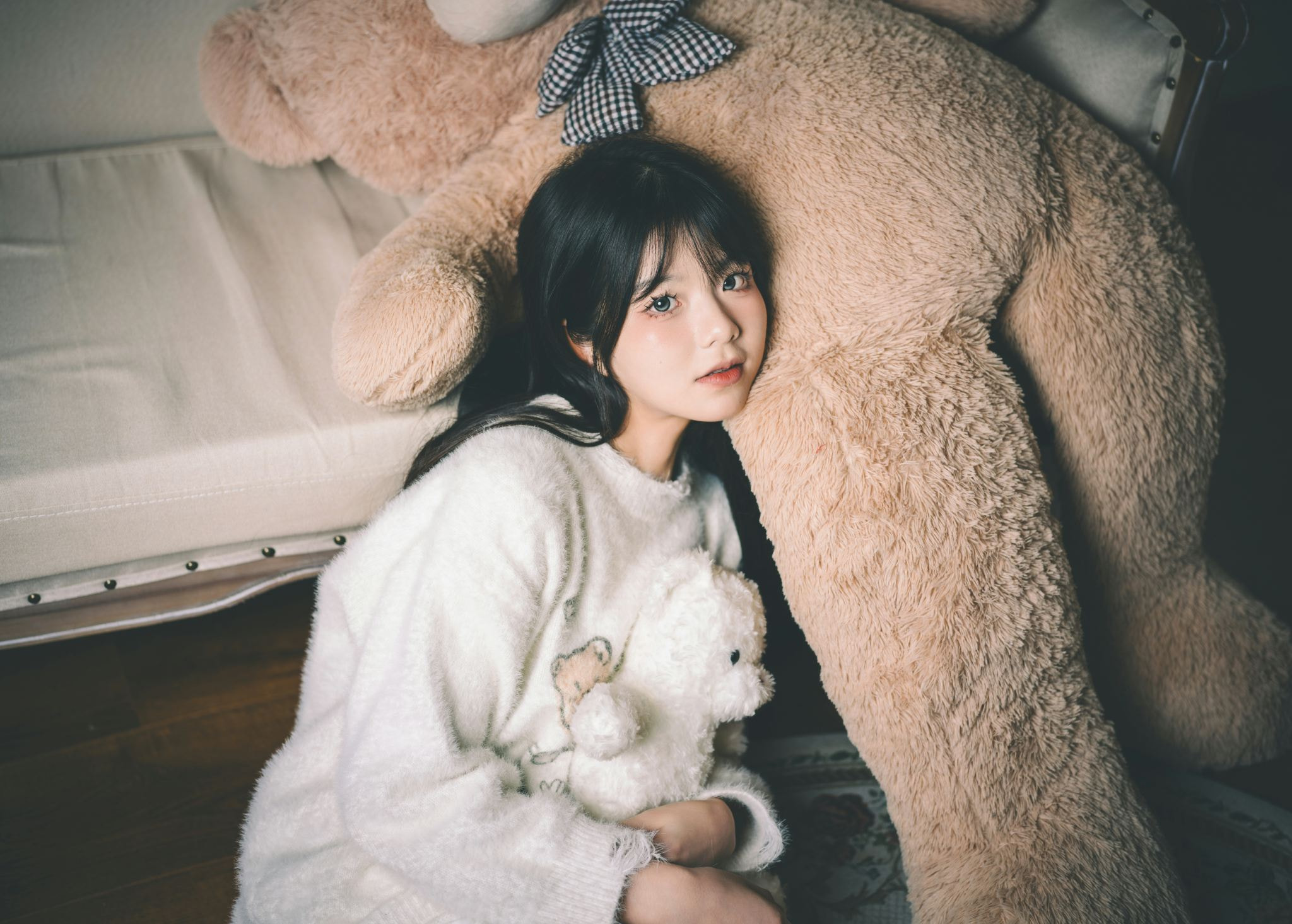 Qin Xiaoqiang Women Asian Dark Hair Sweater Teddy Bears 2048x1465
