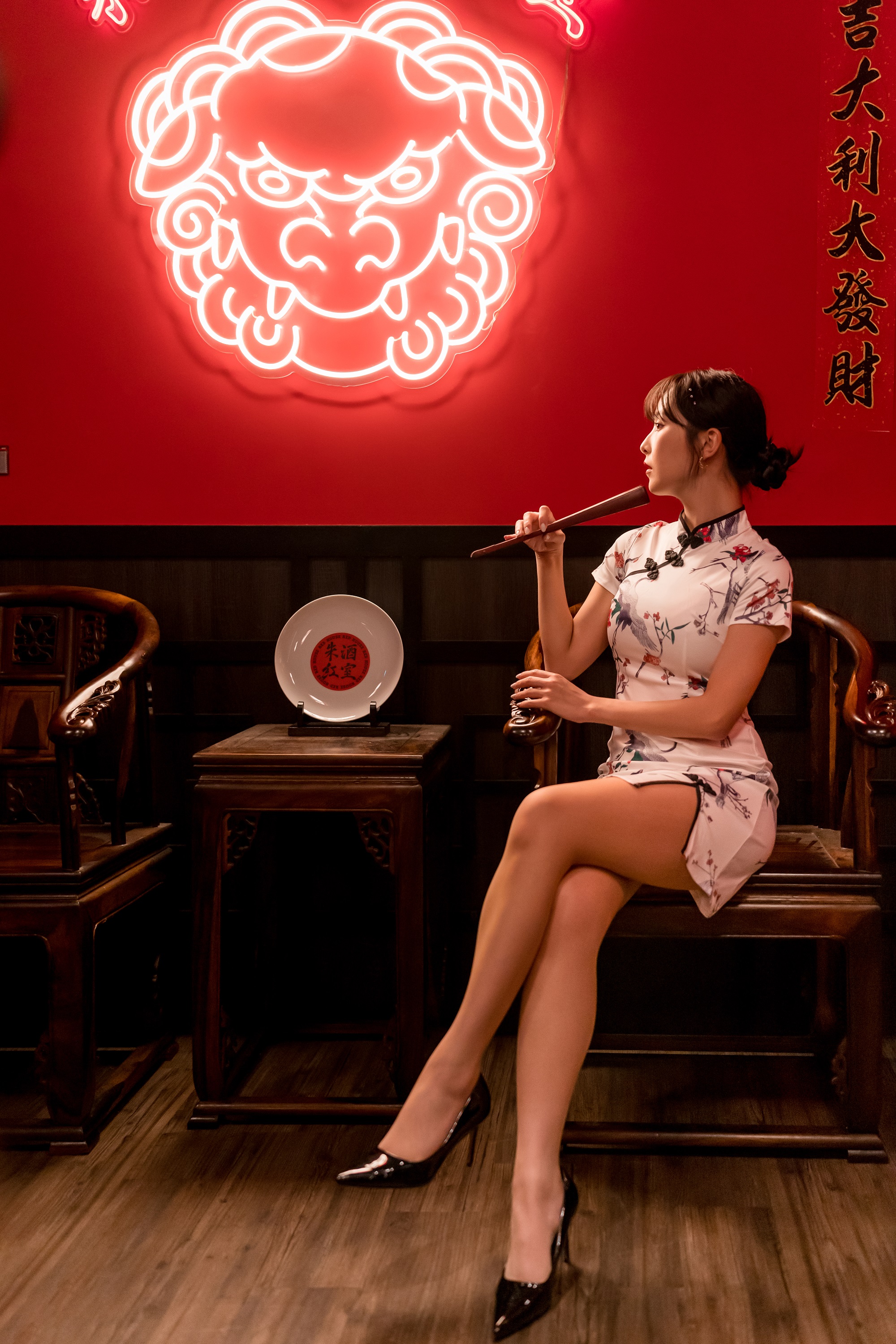 UMAX Boren Women Asian Cheongsam Legs Crossed Restaurant Heels Portrait Display 2000x3000