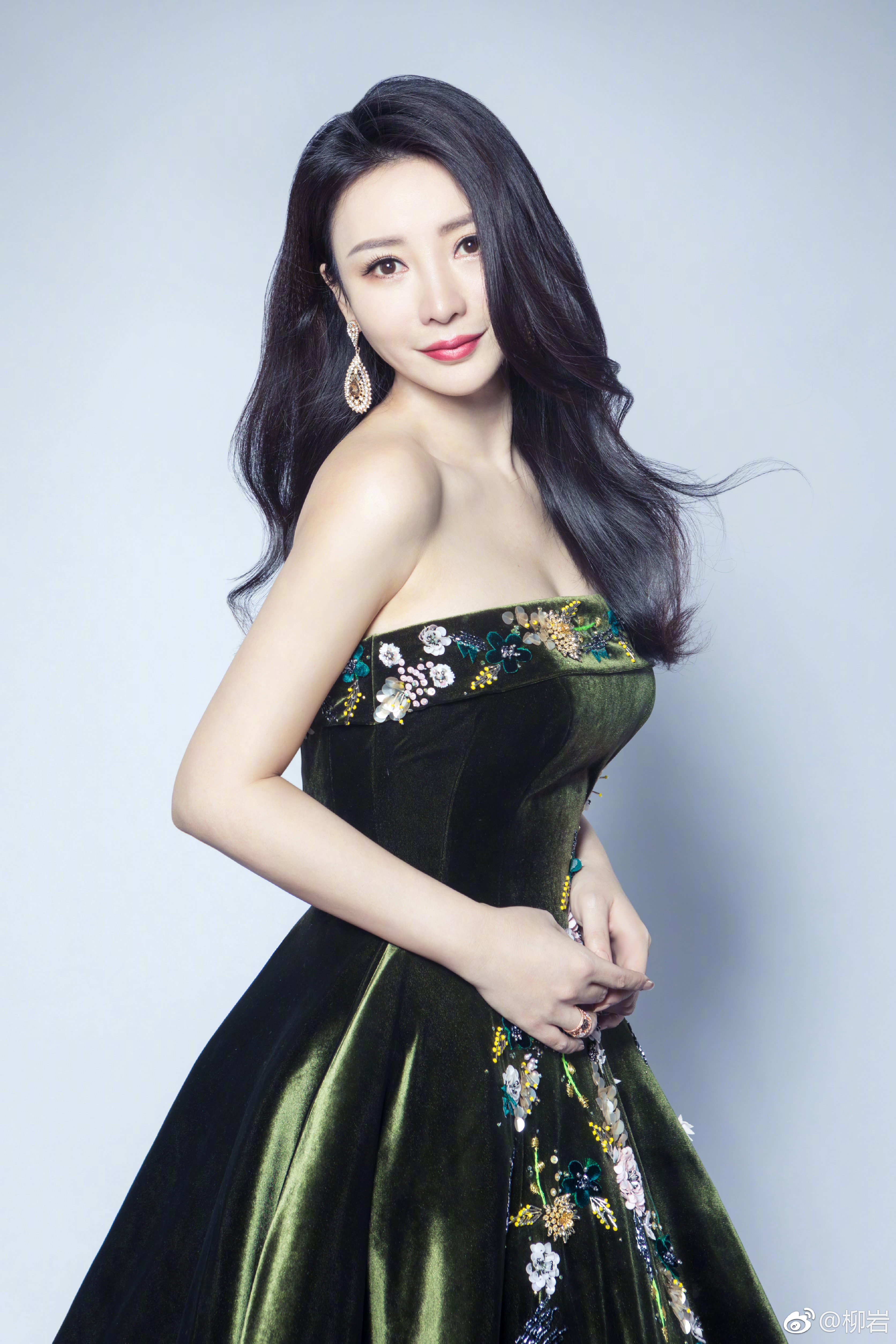 Liuyan Chinese Green Dress Looking At Viewer Black Hair Red Lipstick 3344x5016
