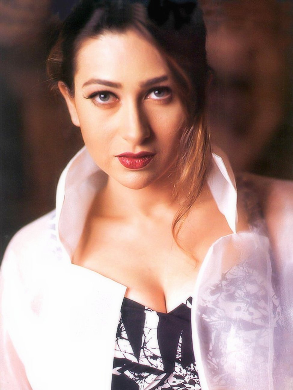 Model Actress Red Lipstick Studio Women Karisma Kapoor Brunette Portrait 975x1295