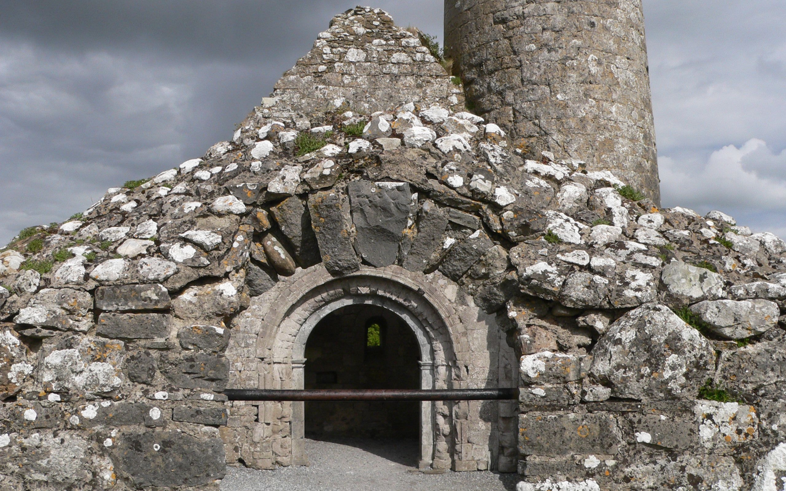 Clonmacnoise Ireland Monastery 2560x1600