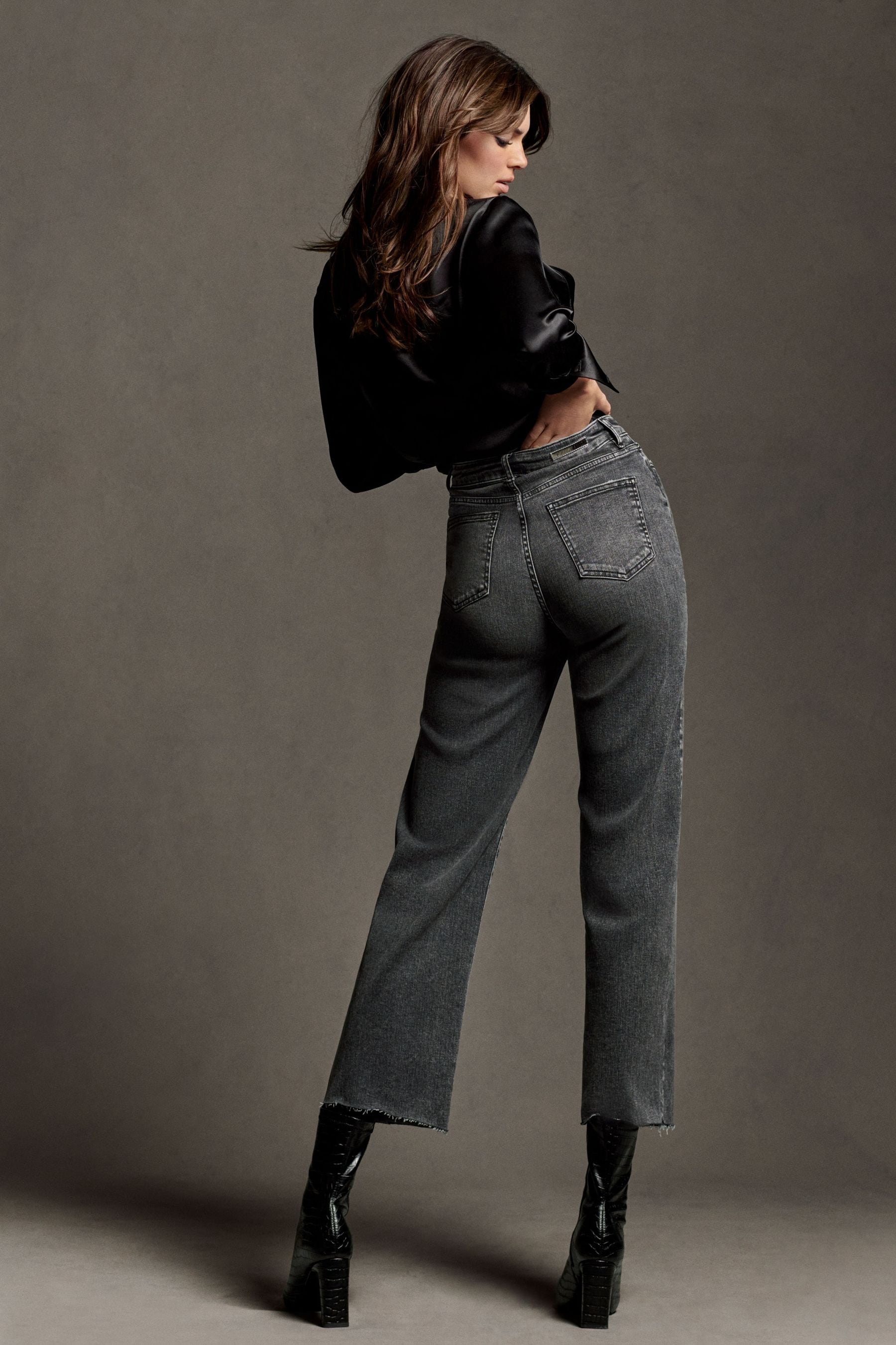 Kendall Jenner Women Model Fashion Jeans Long Hair Brunette Studio Women Indoors 1800x2700