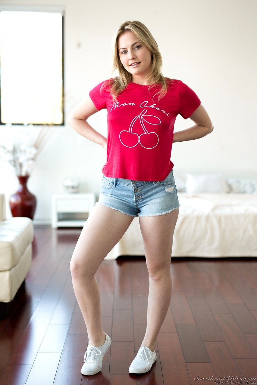 Model Women Blonde T Shirt Short Sleeves Red Tops Blue Shorts White Shoes Shorts Wooden Floor Standi 853x1280