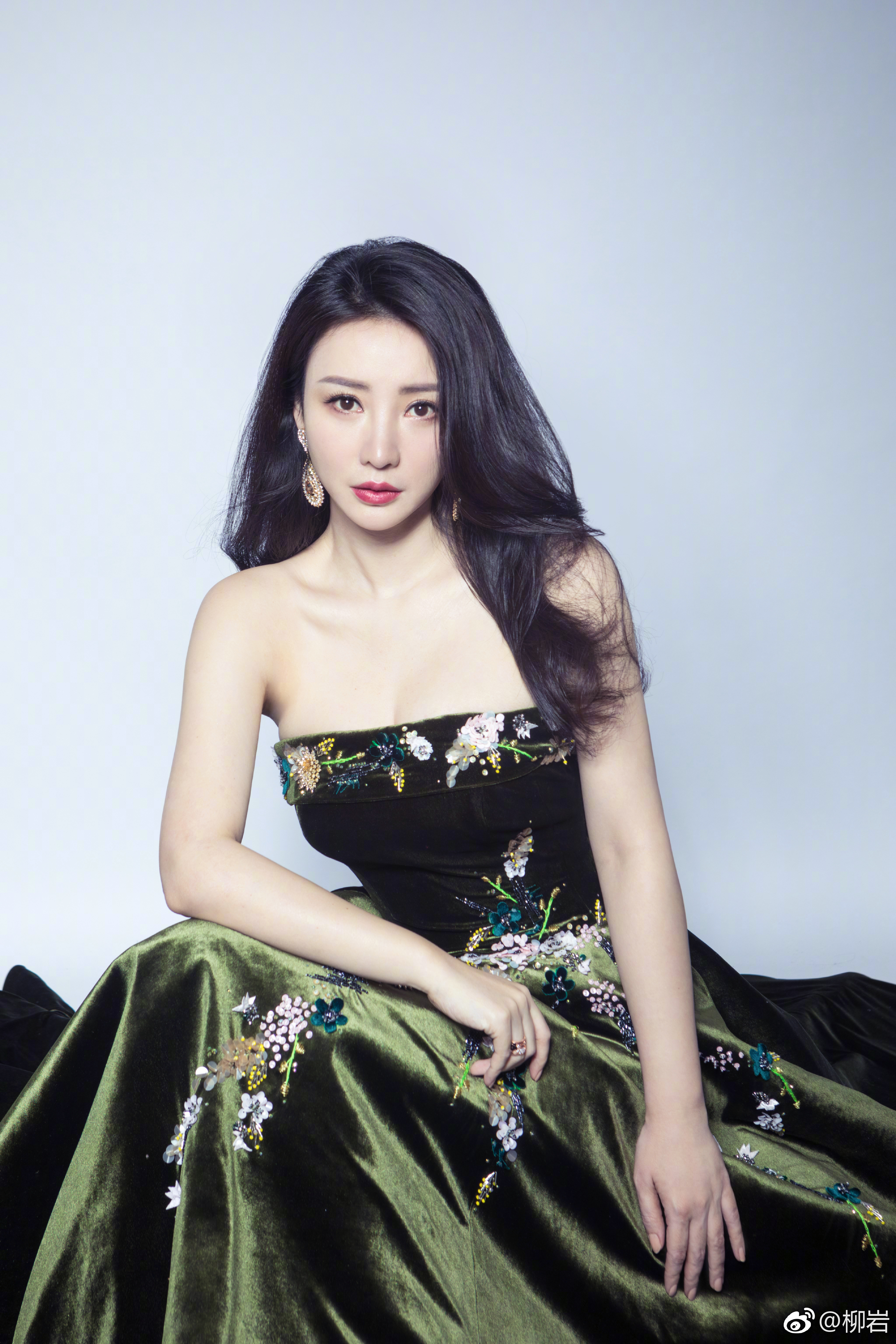 Liuyan Chinese Green Dress Looking At Viewer Black Hair Red Lipstick Women Model Brunette Studio 3344x5015