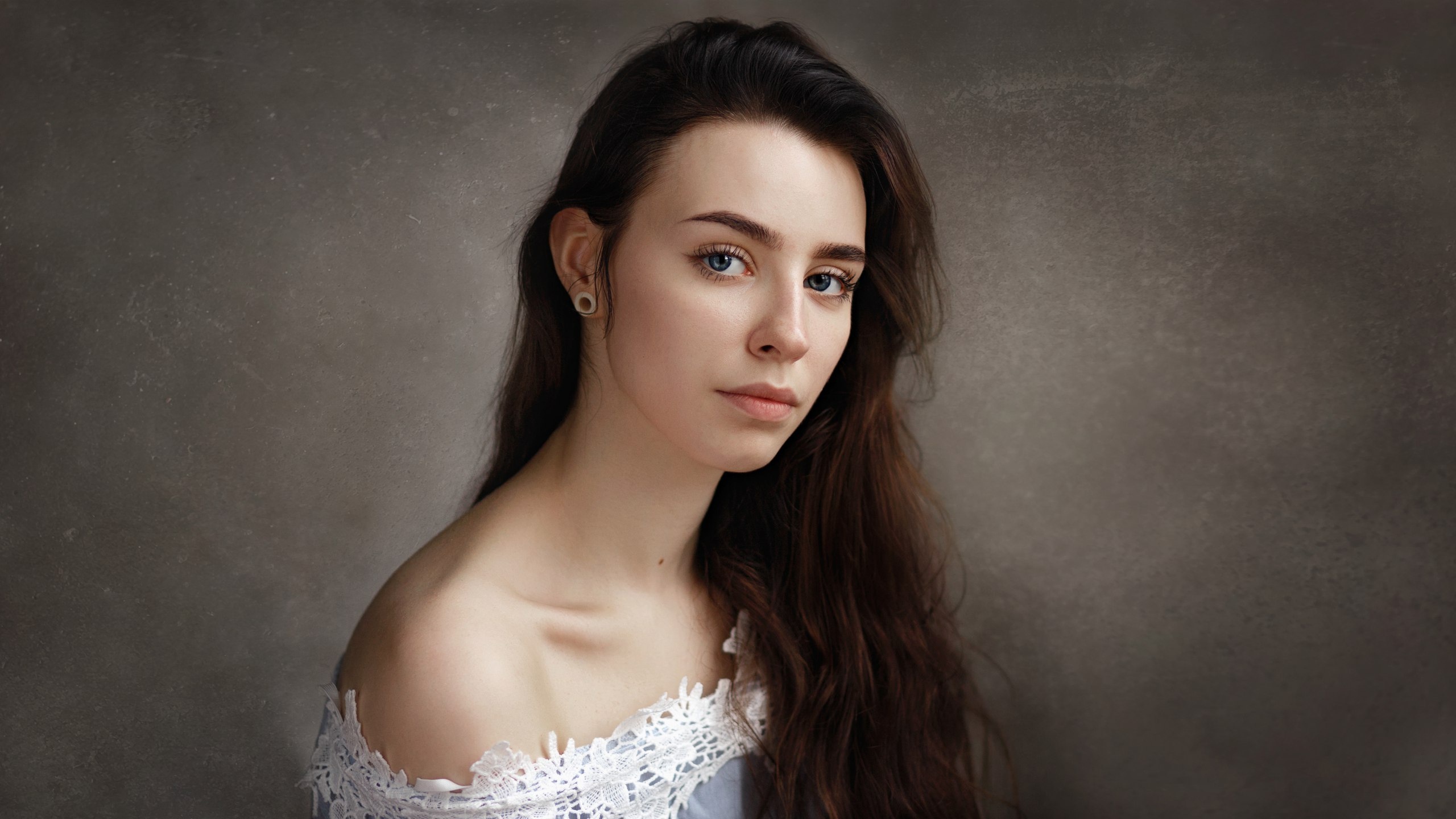 Alexey Kishechkin Women Brunette Long Hair Blue Eyes Bare Shoulders Earring Simple Background Portra 2560x1440