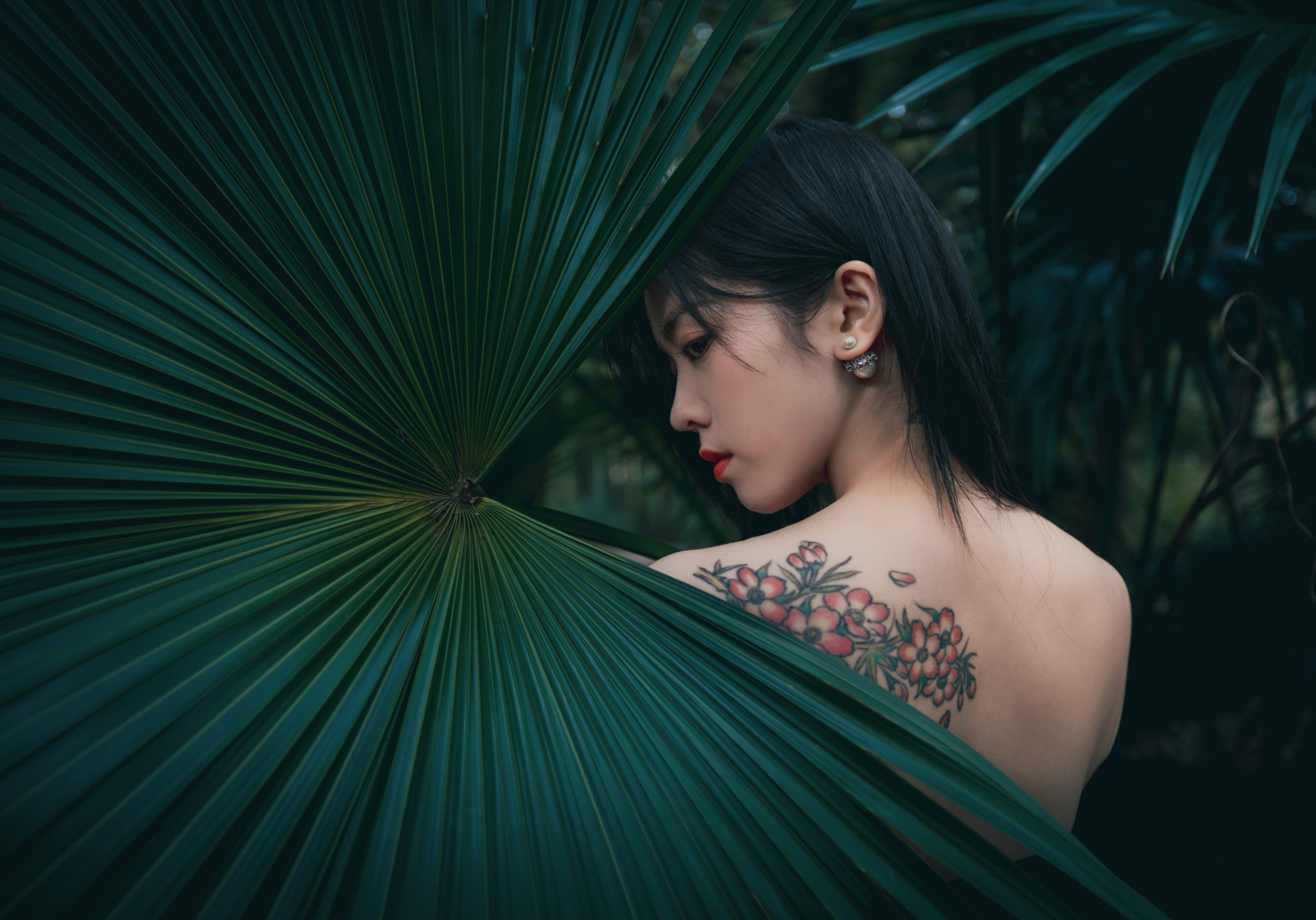 Qin Xiaoqiang Women Asian Dark Hair Tattoo Lipstick Leaves Portrait 2048x1431