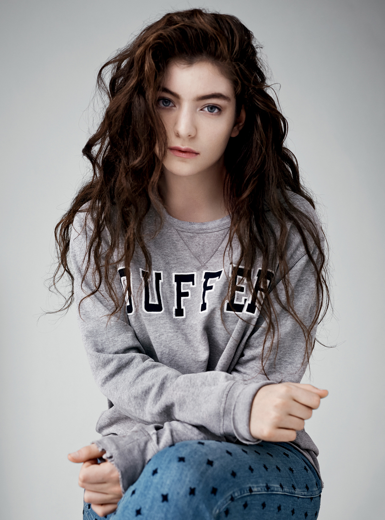 Lorde Women Singer Brunette Long Hair Sweater Women Indoors Simple Background 1269x1713