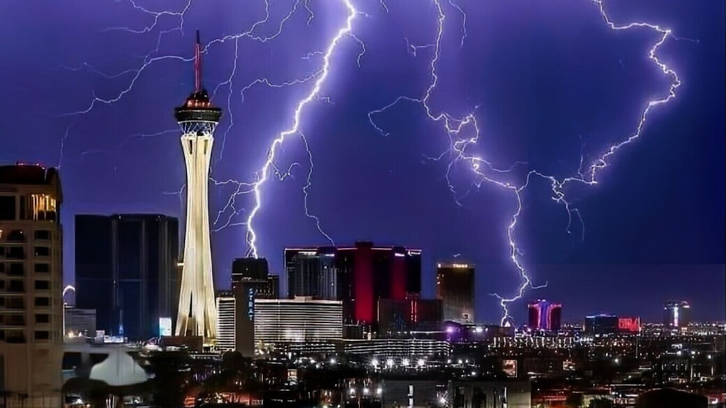 Las Vegas Lightning City Lights Skyline Night Tower Sky 1423x800