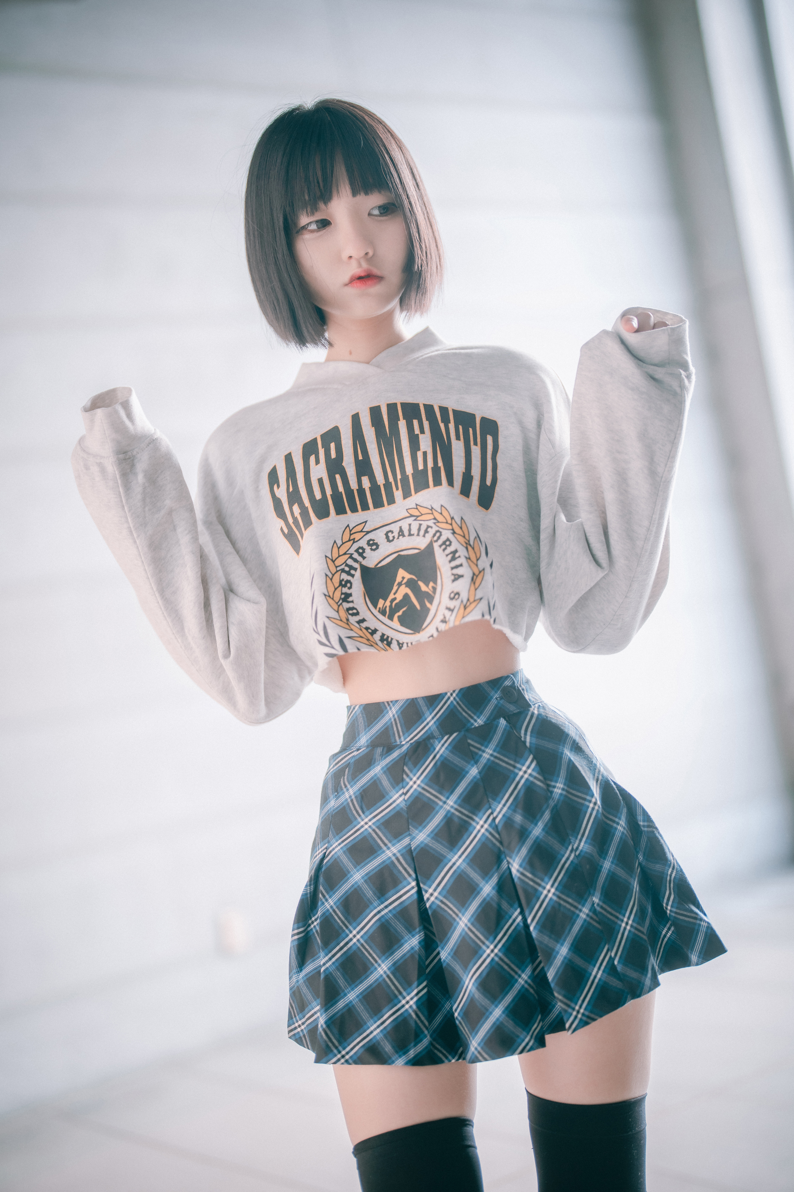 Women Model Asian Sweatshirts 2560x3840