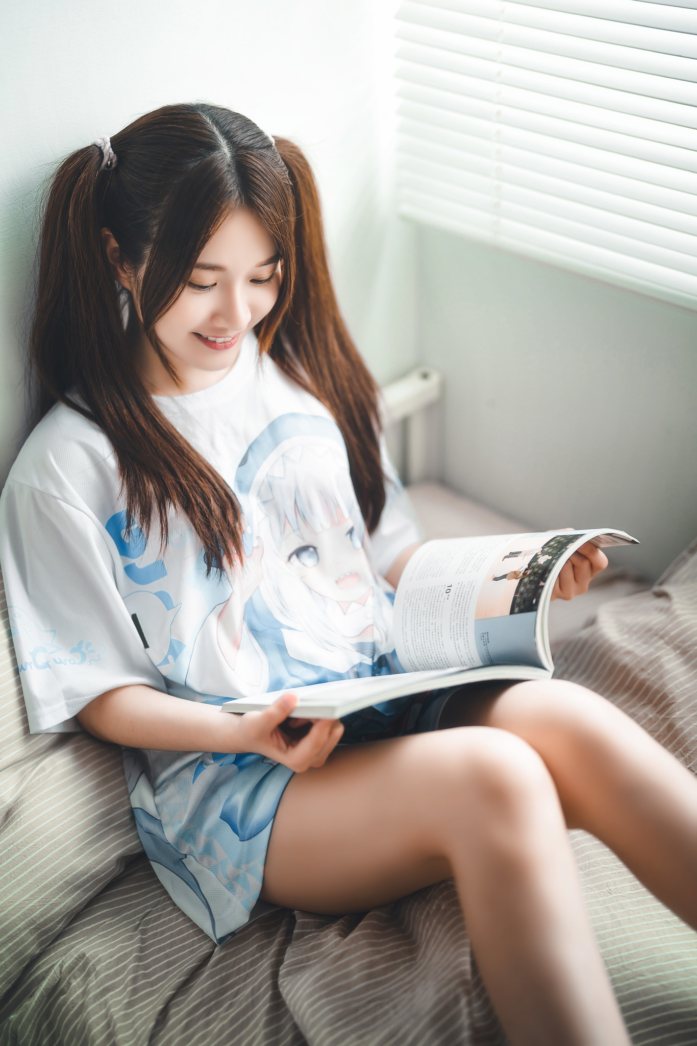 Asian Model Women Indoors Women Indoors Reading Long Hair Brunette Shirt Smiling Books In Bed Knees  1366x2048