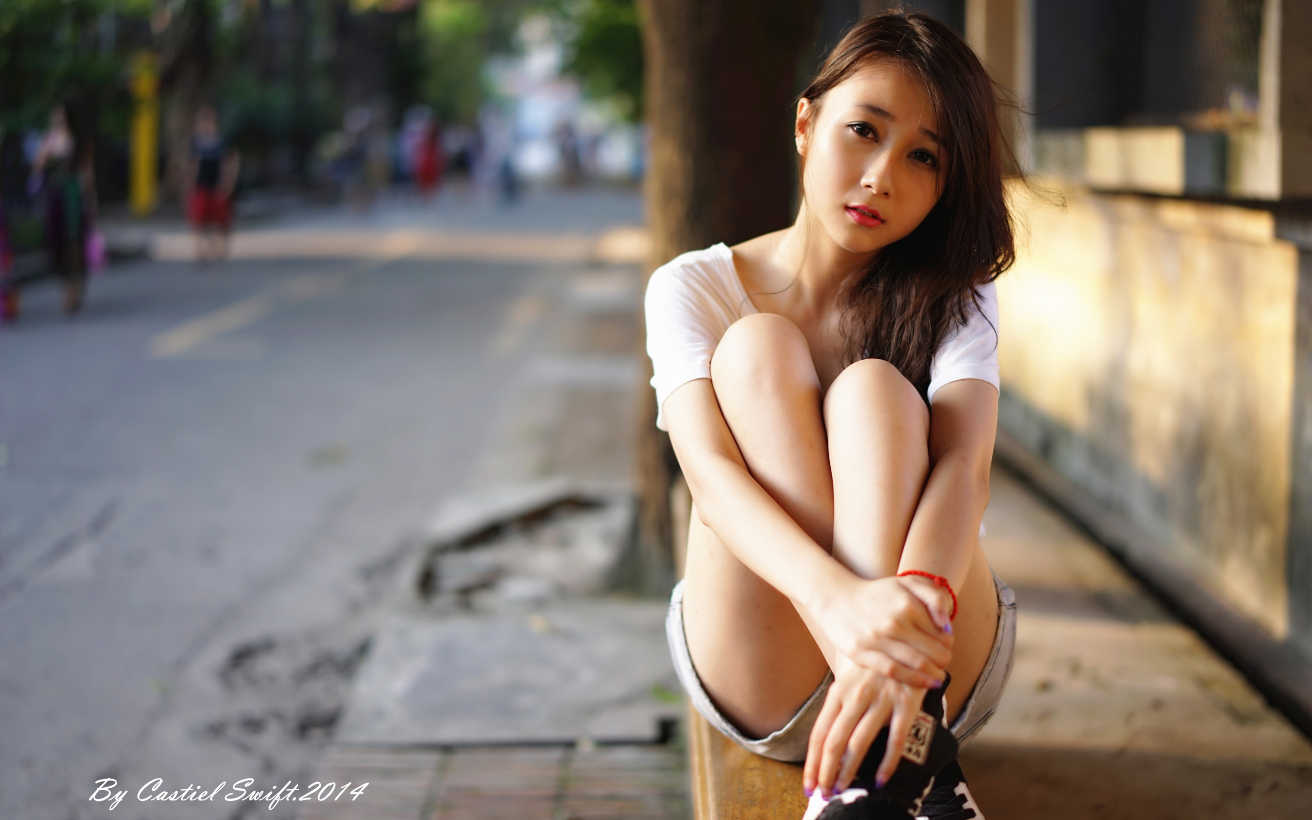 Model Red Lipstick Asian White T Shirt Jeans Shoes Sitting Legs Crossed Women Outdoors T Shirt 2560x1600