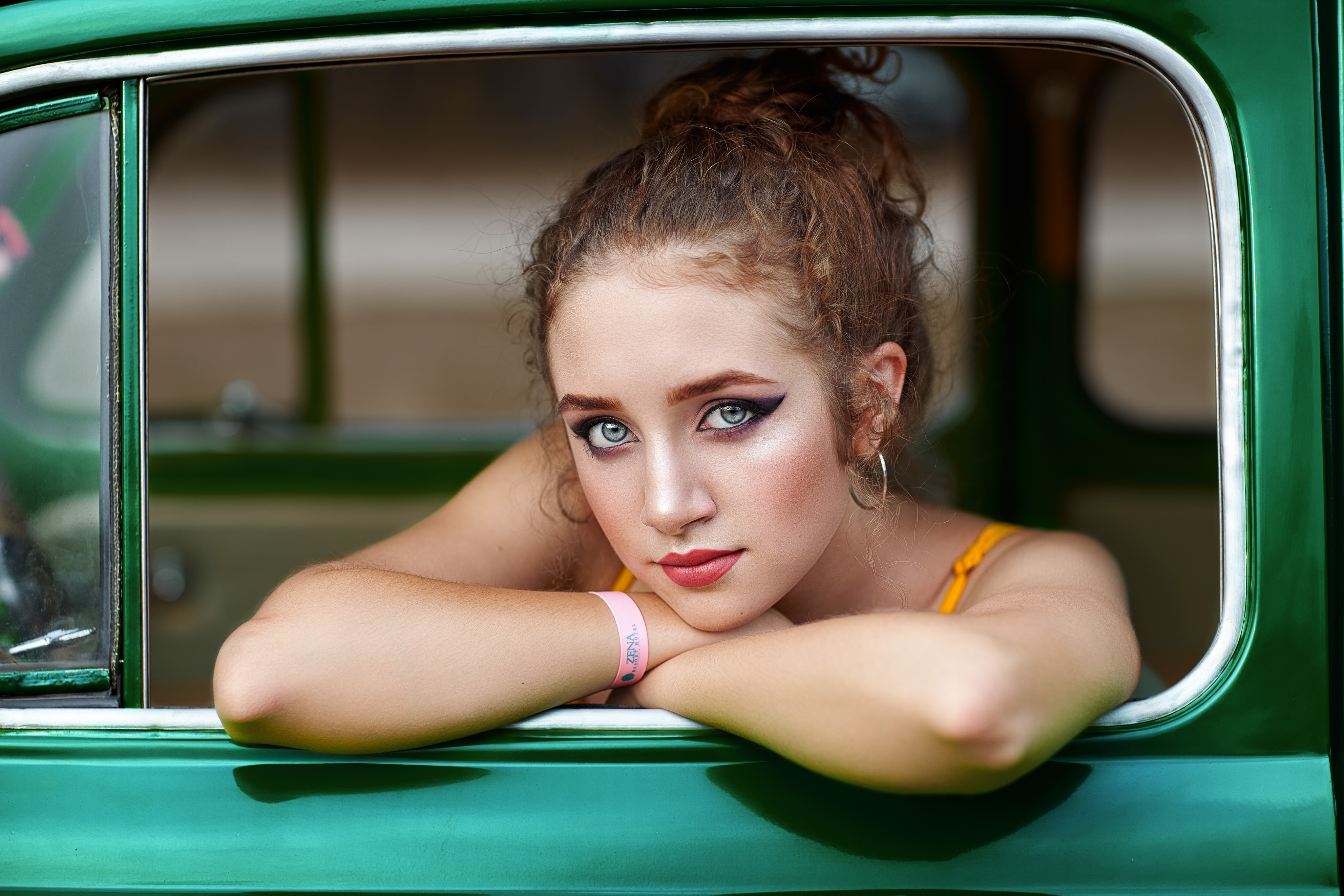 Looking At Viewer Women With Cars Depth Of Field Red Lipstick Women Car 4096x2731