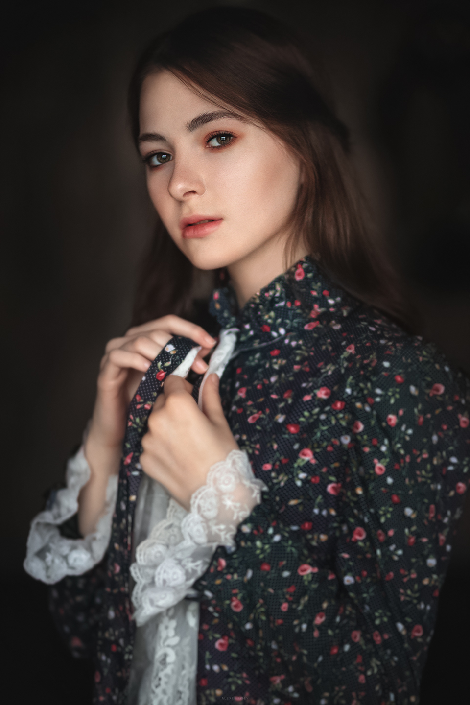Aleksey Yuriev Women Brunette Makeup Eyeshadow Indoors Pattern Portrait 960x1440