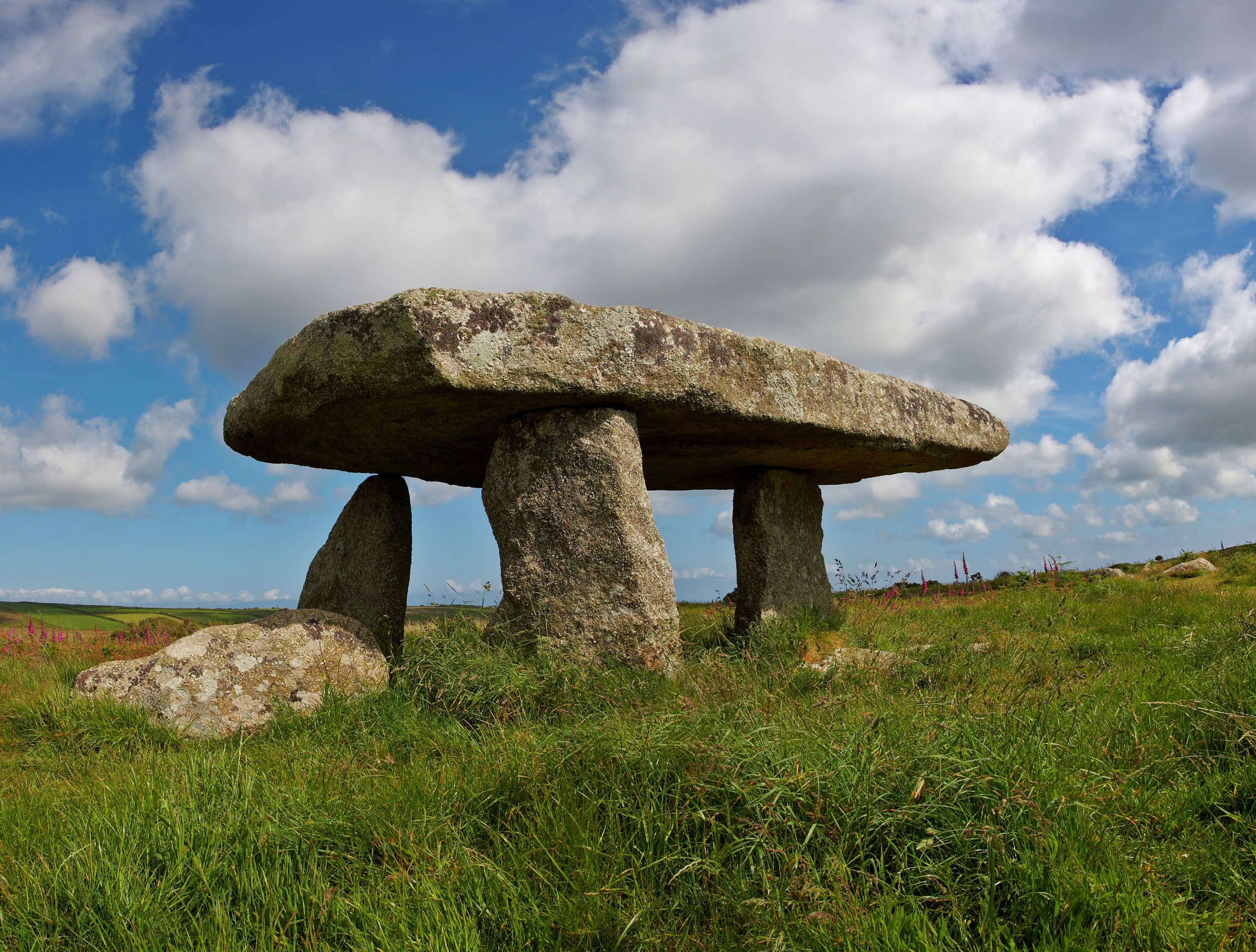Lanyon Quoit Dolmen Prehistoric Cornwall England Rocks Clouds Sky Grass 2560x1940