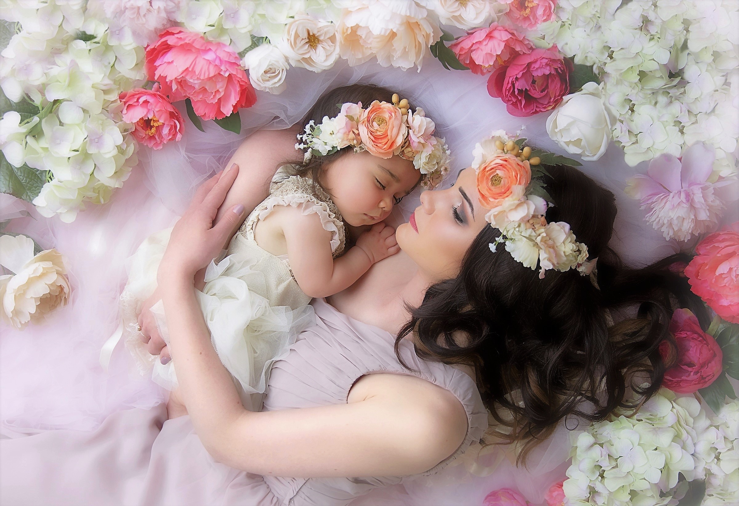 Child Baby Sleeping Flower Cute Brunette White Flower Wreath Pink Flower 2400x1644