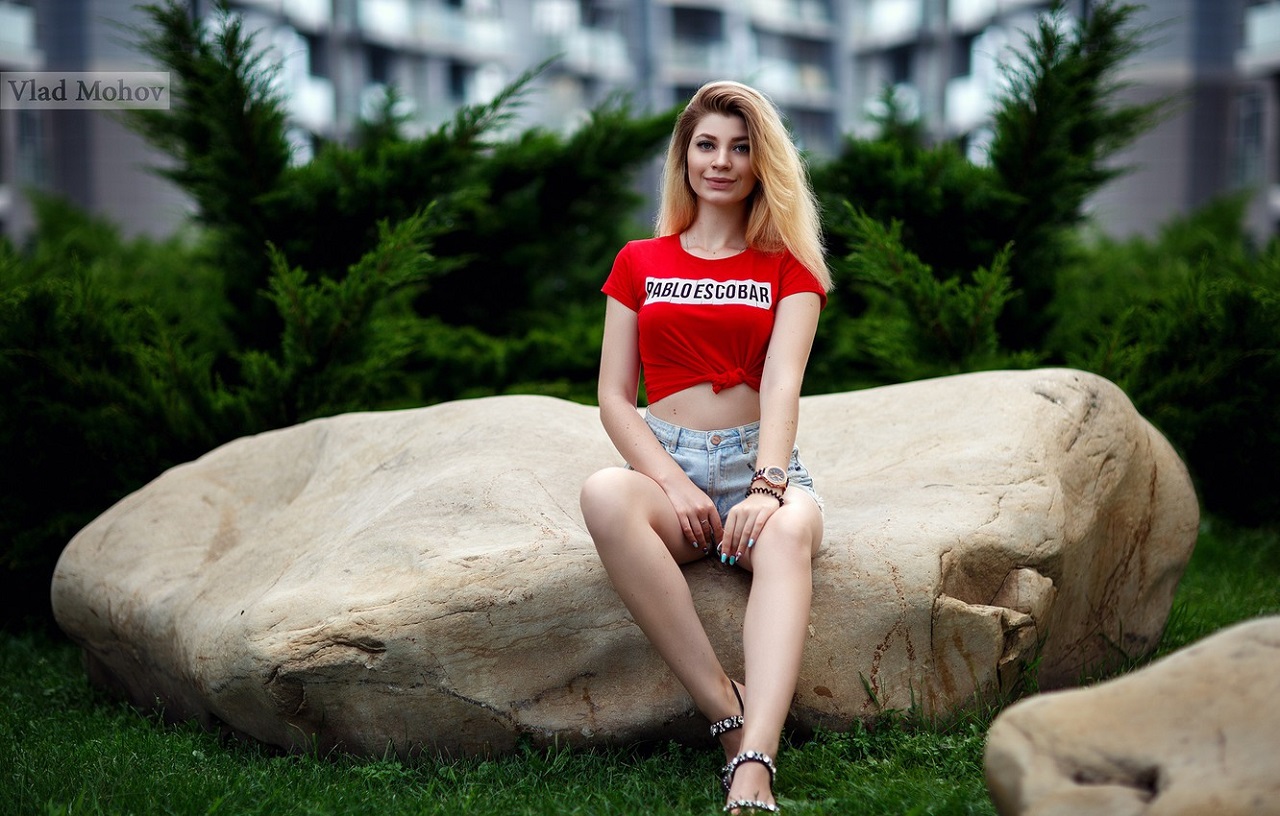 Inna Model Vlad Mohov Model T Shirt Red Tops Women Printed Shirts Watermarked Stones Sitting Painted 1280x816