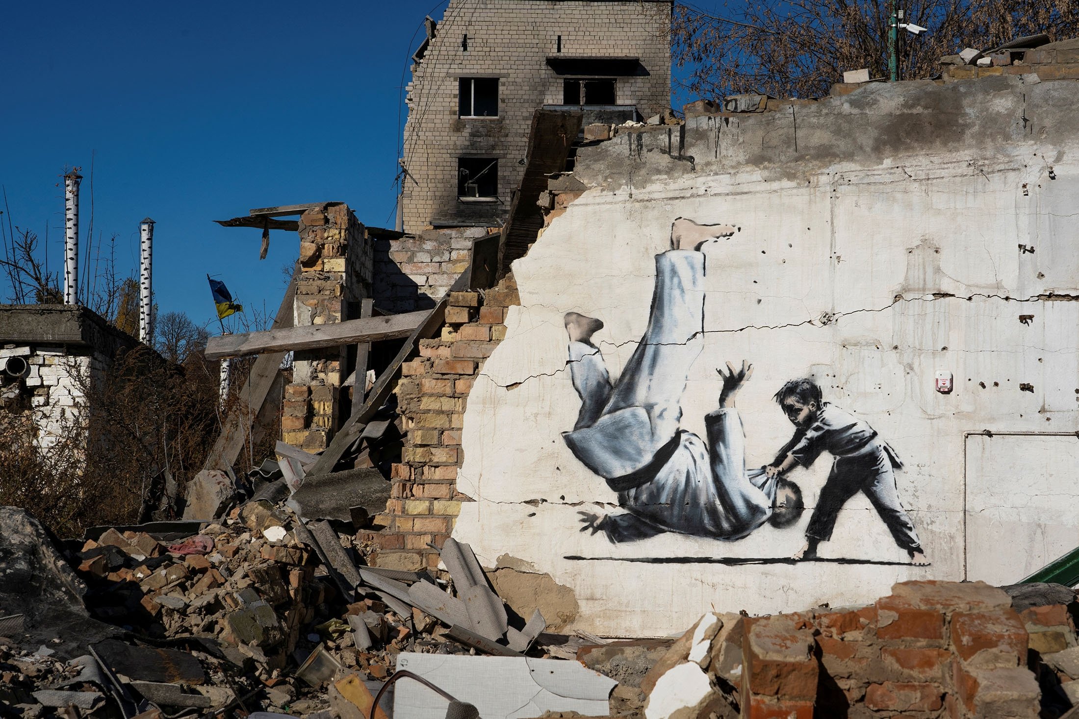 Mural Graffiti Artwork Ukraine Banksy Wall Ruins War Monochrome Judo Sport Children 2200x1467