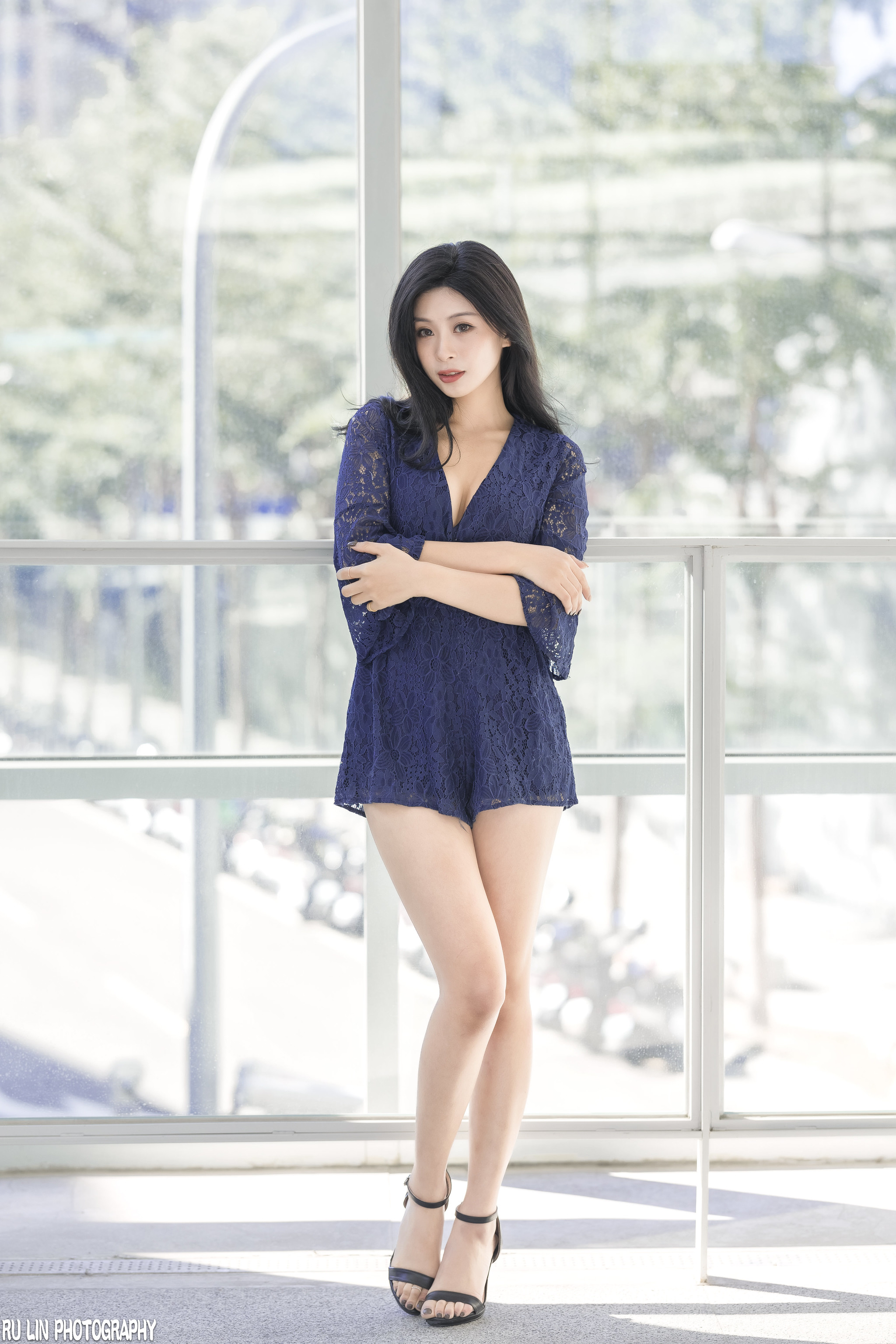 Women Dark Hair Asian PinQ Blue Clothing Arms Crossed Bright Legs Legs Together 2048x3072