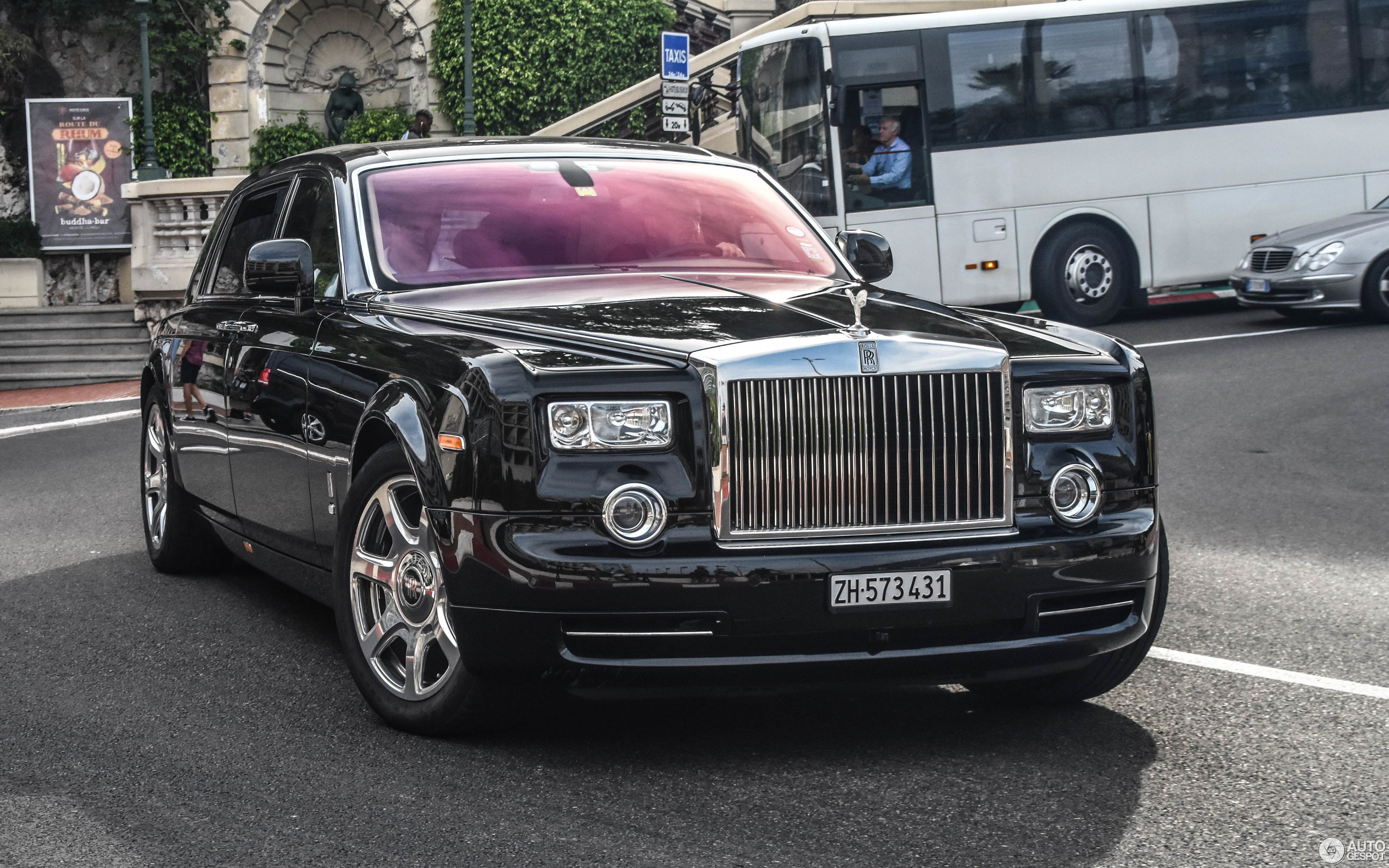 Car Rolls Royce Luxury Cars British Cars Frontal View Licence Plates Driving Road Vehicle Watermarke 2880x1800