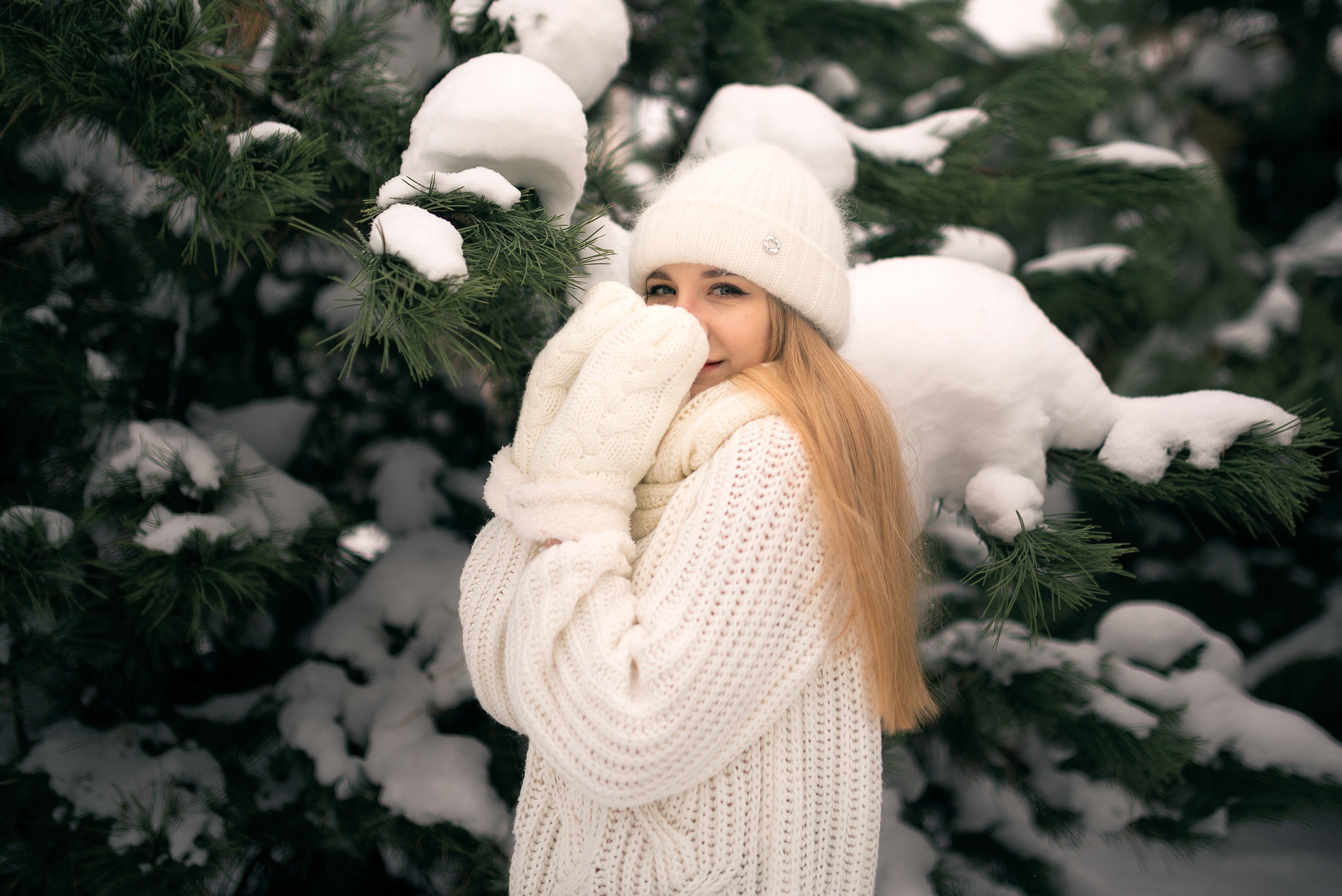 Winter Hat Blonde 2048x1367