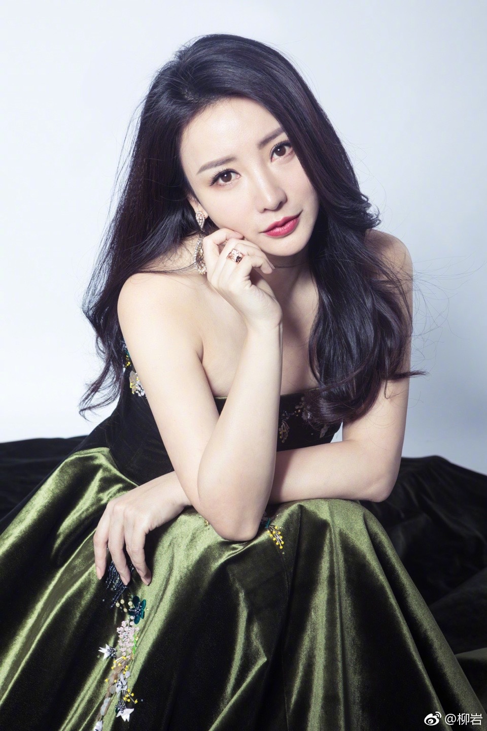 Liuyan Chinese Green Dress Looking At Viewer Black Hair Red Lipstick Women Model Brunette Studio 960x1440