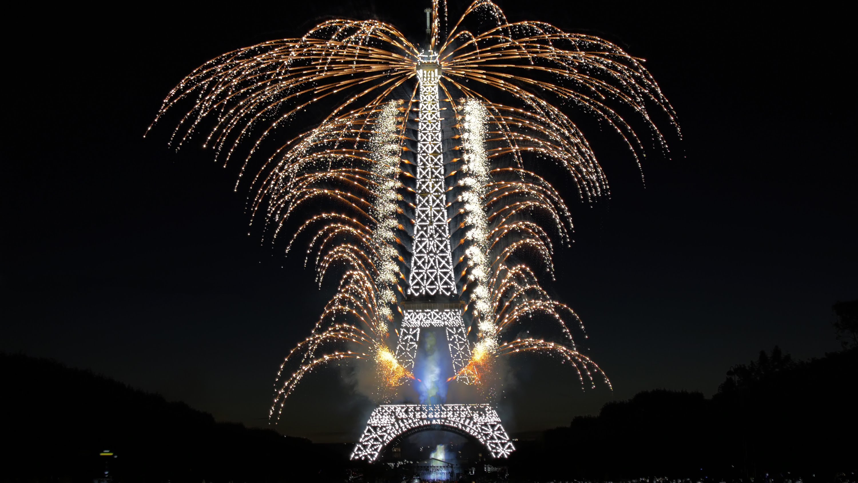Paris Eiffel Tower 3000x1688