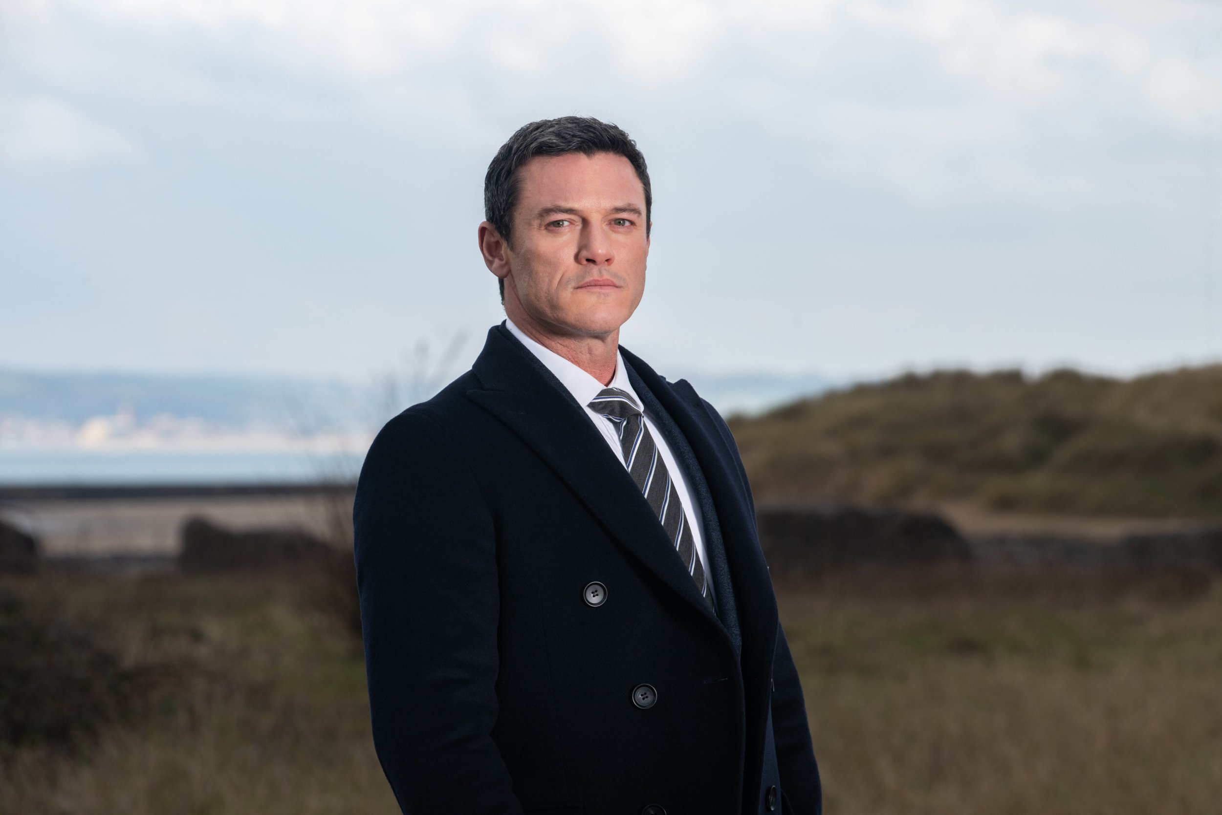 Luke Evans 2500x1668