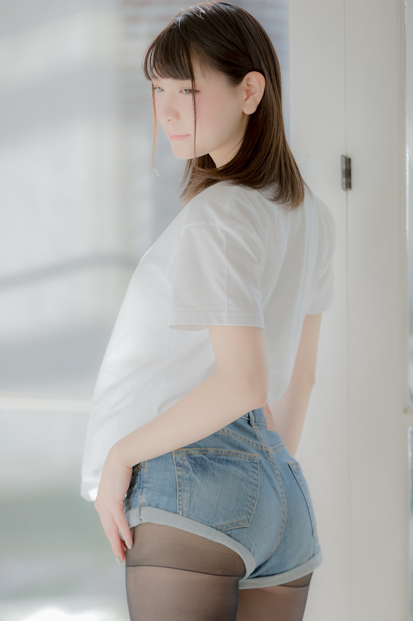 Japanese Women Asian Women Model Barefoot Jeans Short Hair T Shirt White Tops 1365x2048