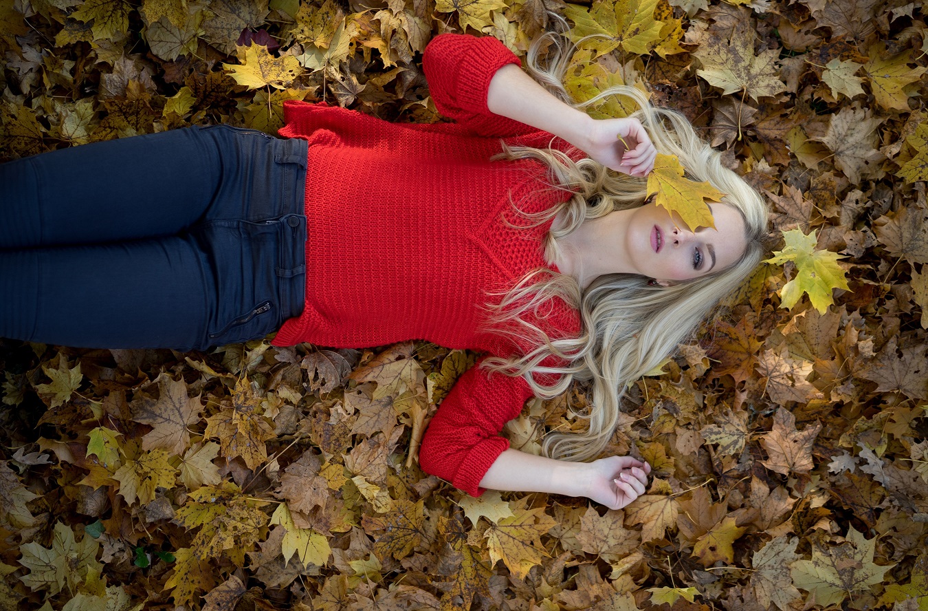 Julia Model Lying Down Sweater Women Red Sweater 1350x888