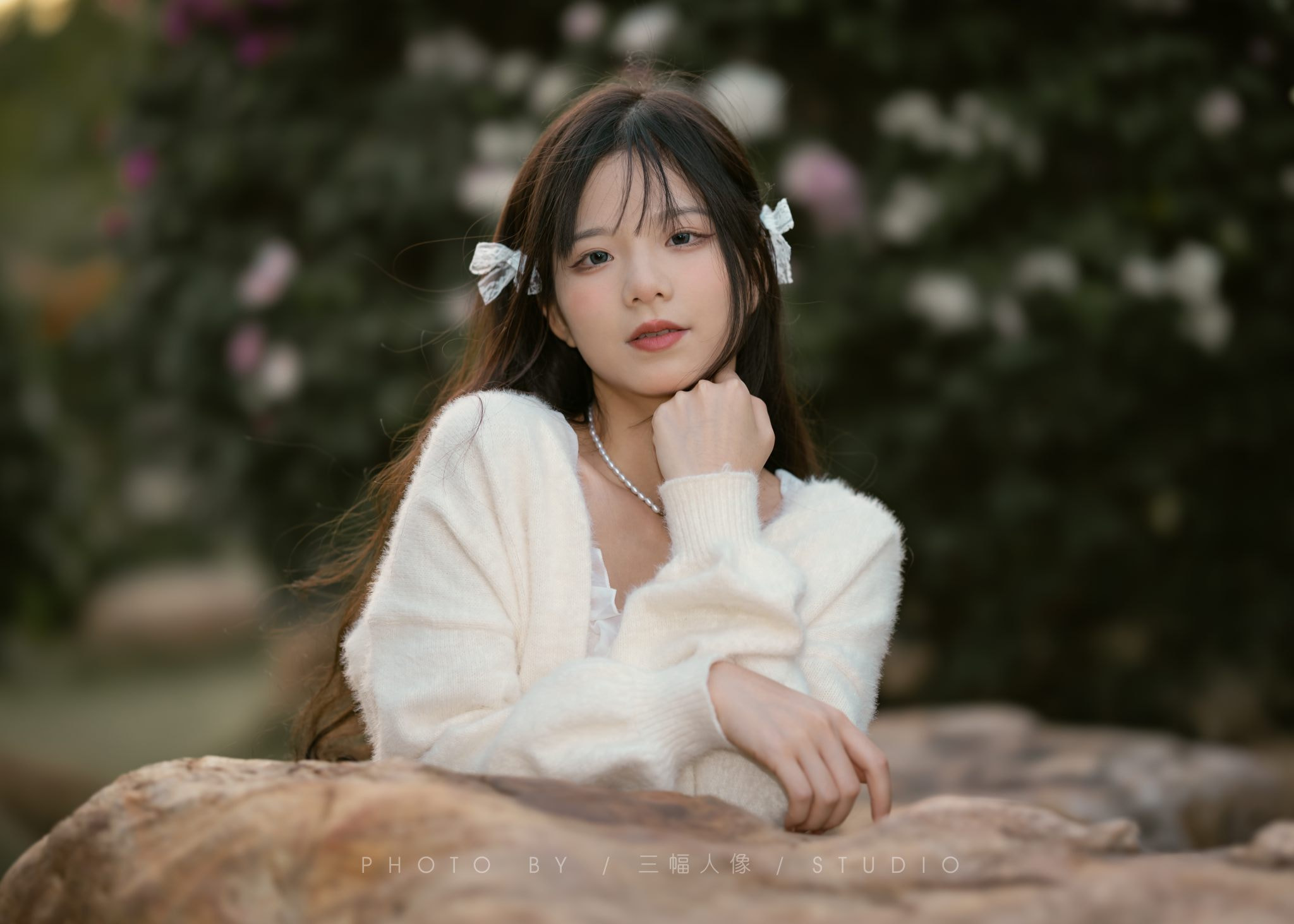 Qin Xiaoqiang Women Asian Brunette Ribbon White Clothing Looking At Viewer Outdoors Portrait 2048x1463