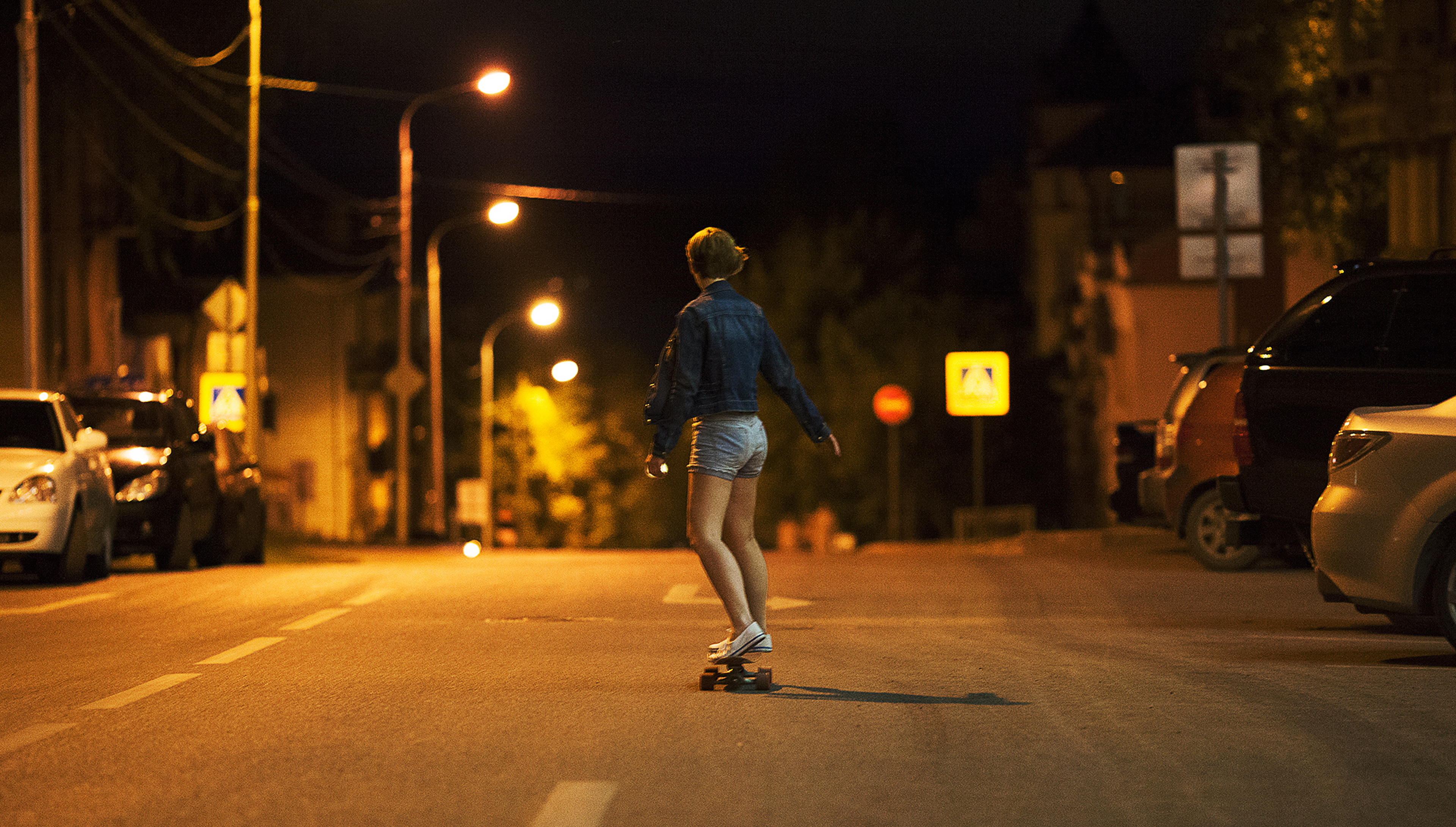 Women City Skateboard 3840x2181
