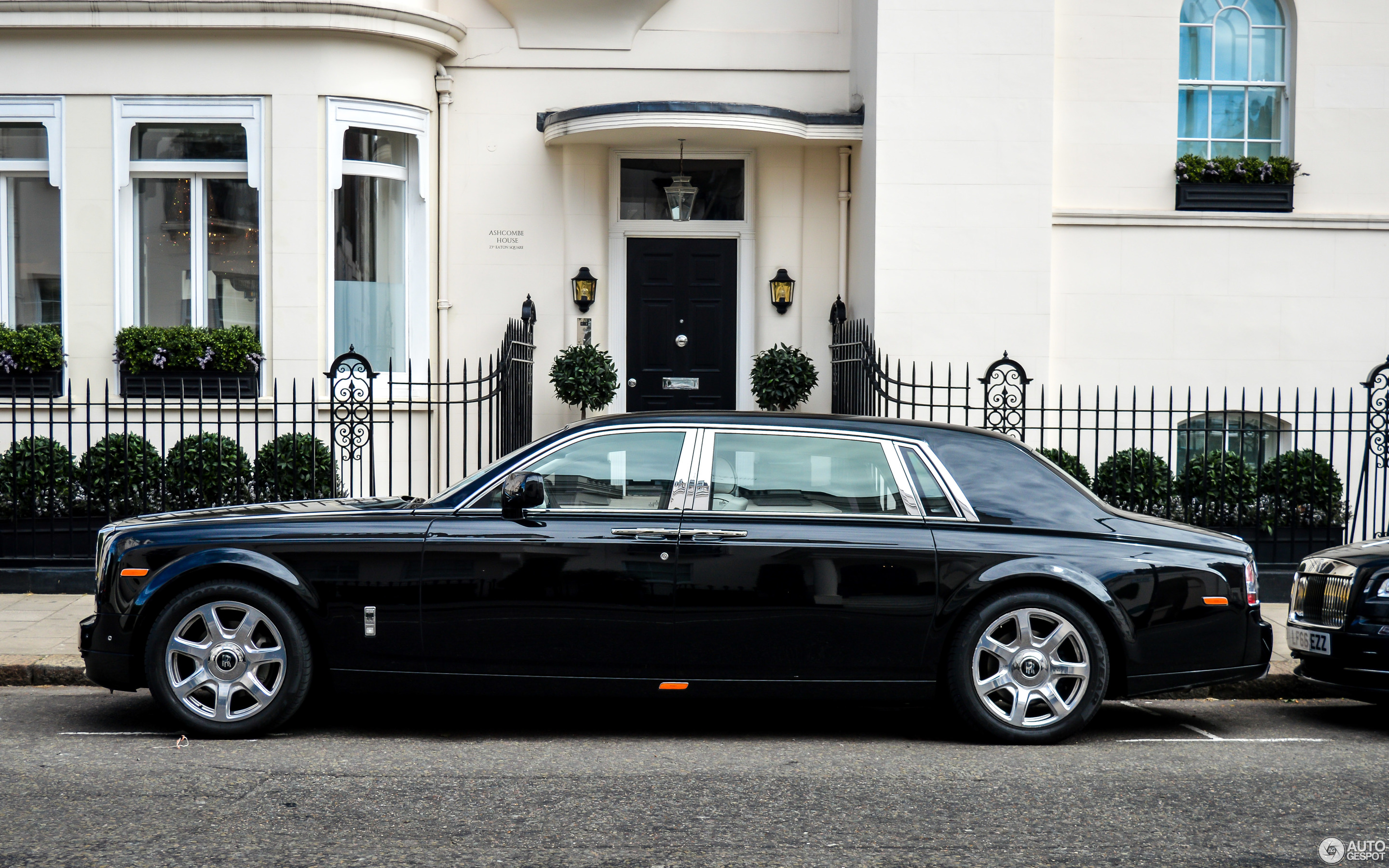 Car Rolls Royce Luxury Cars British Cars Side View Building Watermarked Logo Vehicle 2880x1800