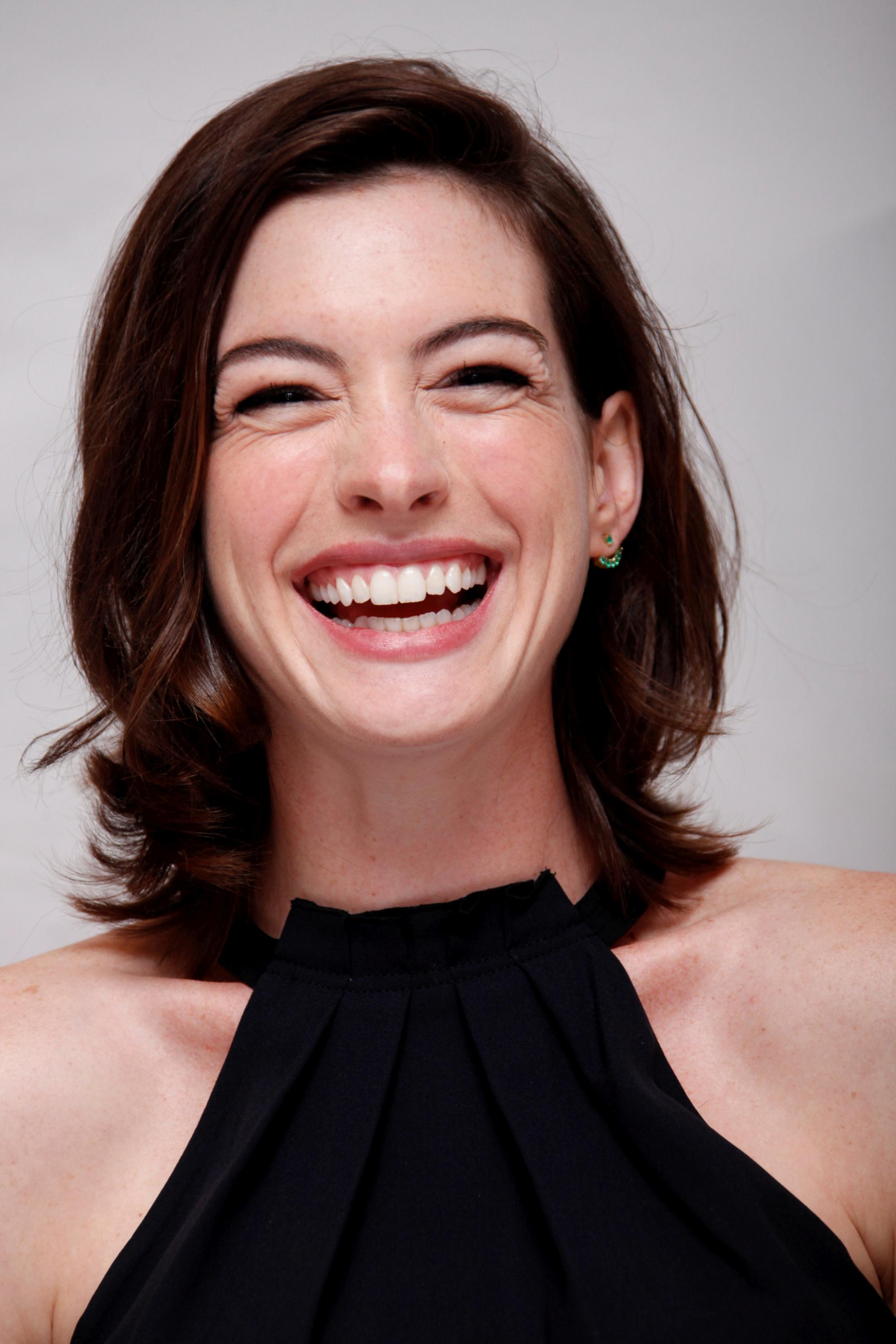 Anne Hathaway Celebrity Actress Happy Open Mouth Simple Background Earring Women 2000x3000