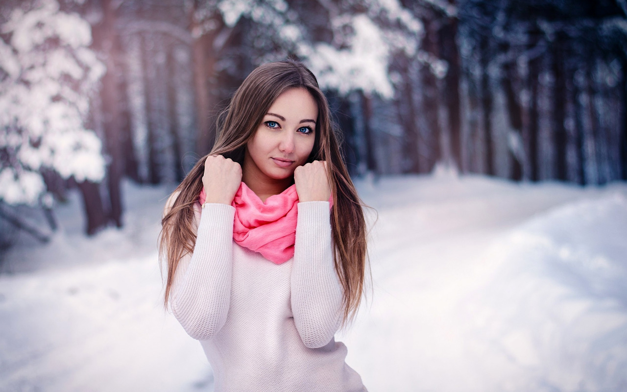 Natasha Sinkevich Model Brunette Sergei Tomashev Shawl White Sweater Winter Snow Arms Up Makeup 1280x800