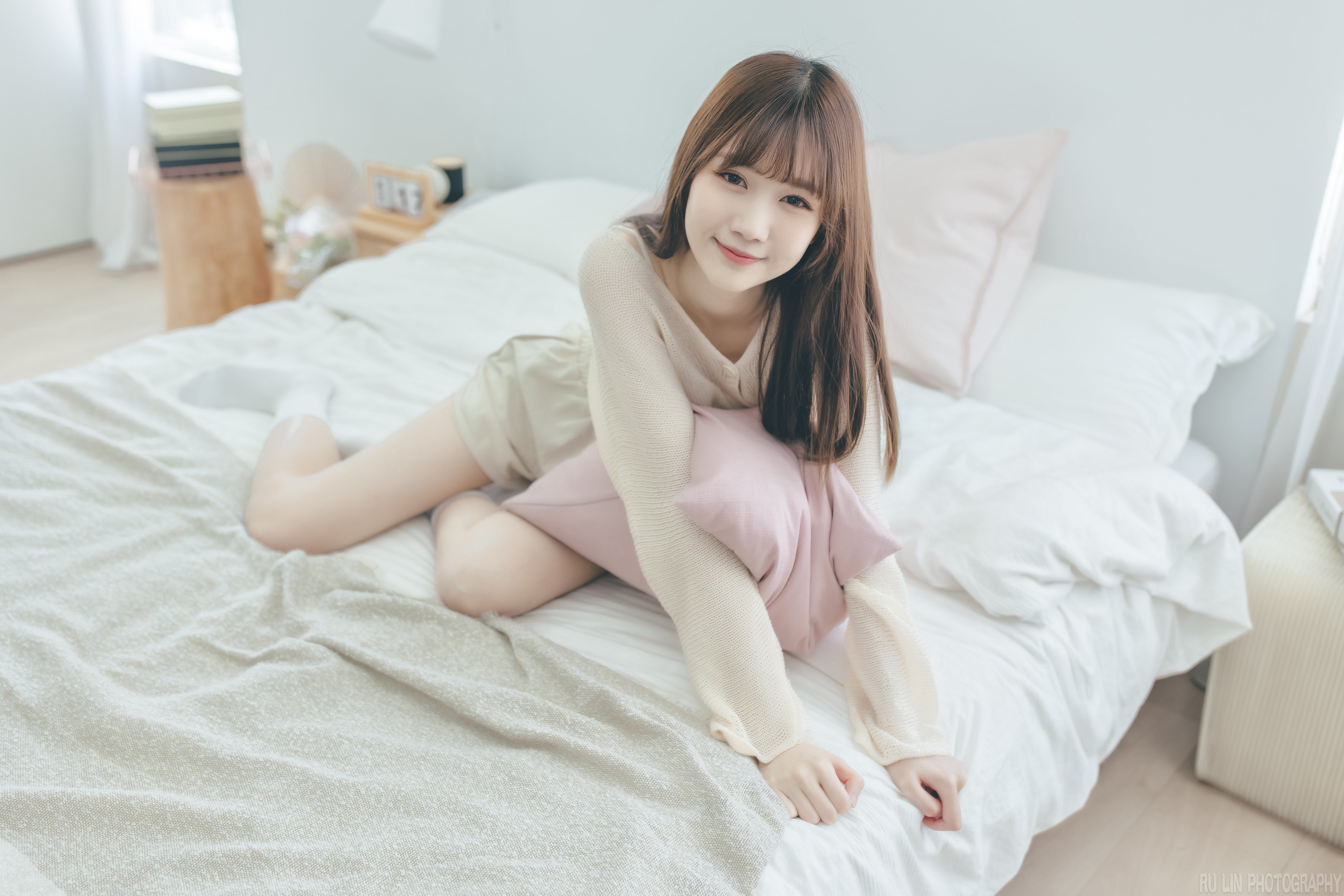 Ru Lin Women Asian Brunette Casual Bedroom Smiling 3072x2048