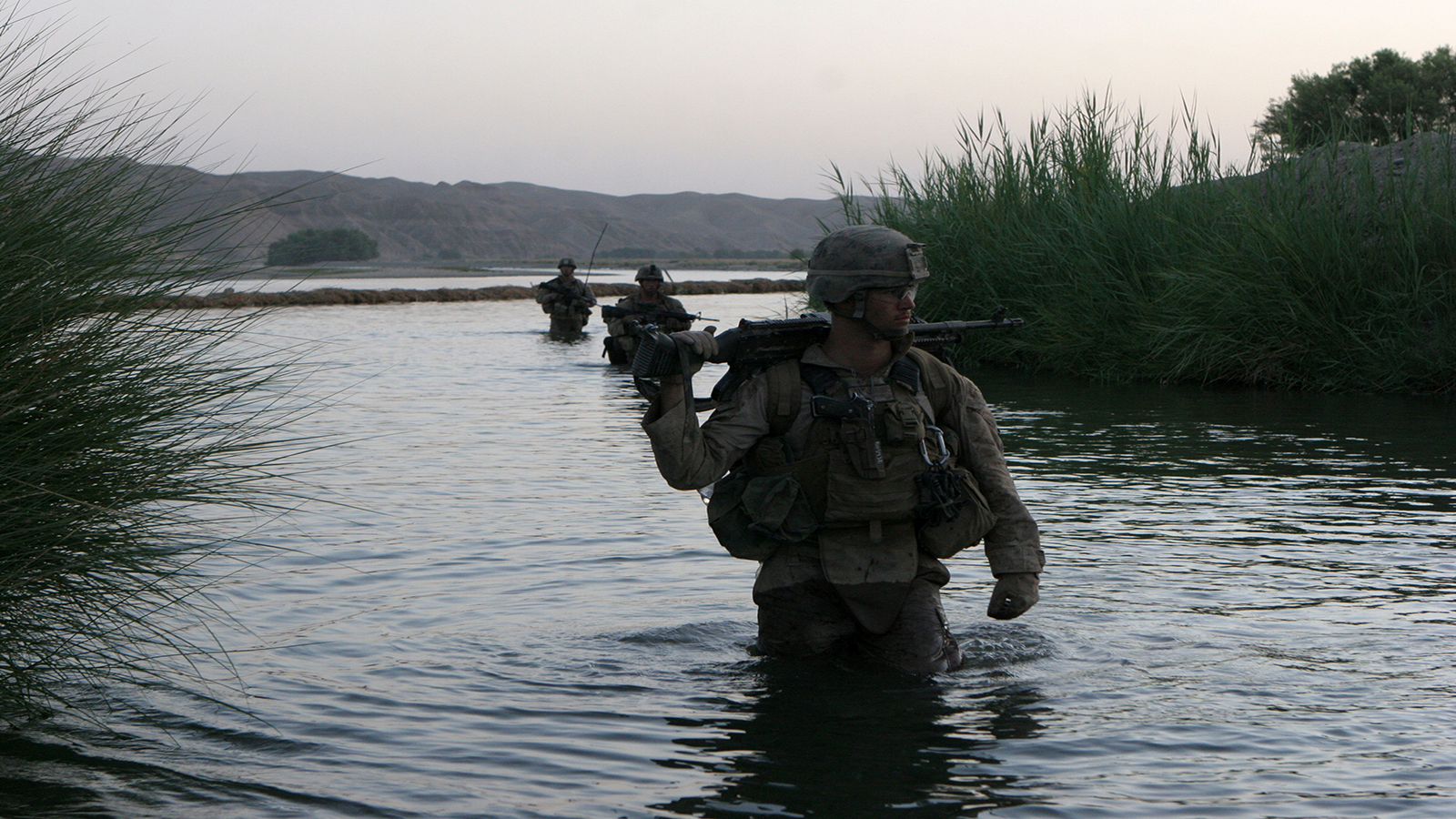US Marines M240 War In Afghanistan Military Water Standing In Water Soldier Uniform Gun Helmet Looki 1600x900