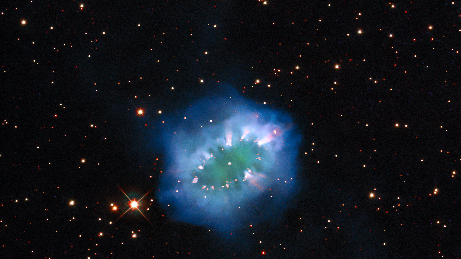 4 5 световых года. Хаббл телескоп снимки космоса. Туманность снимки ХАБЛ. Гигантская туманность. Планетарная туманность Эскимос.