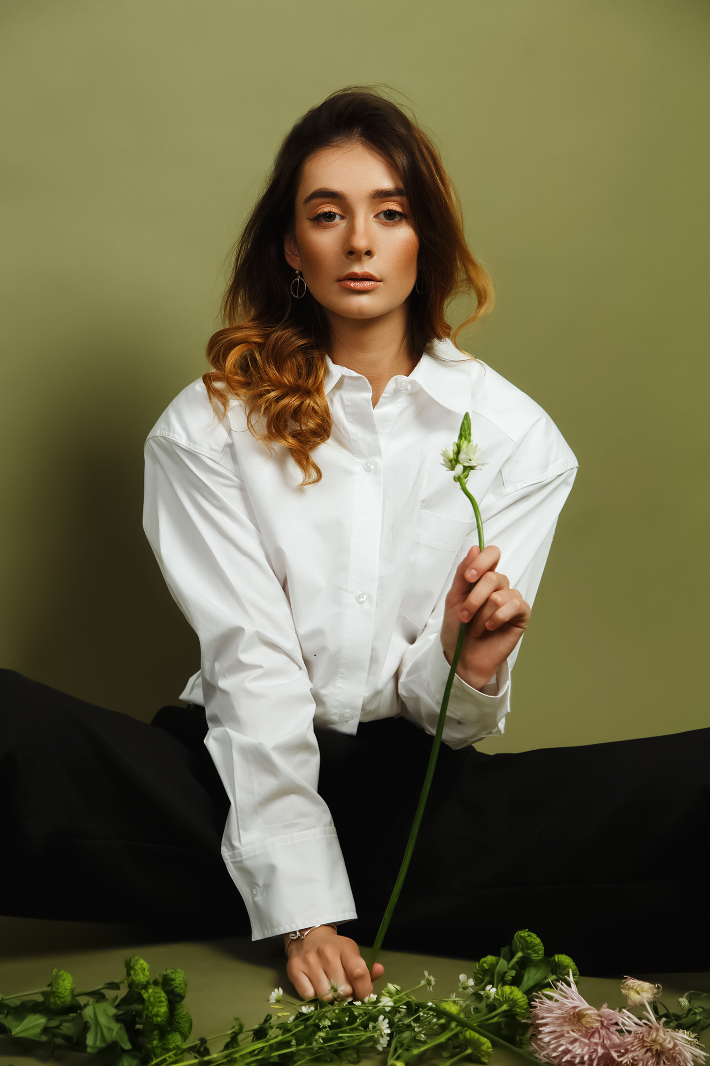 Marie Dashkova Women Ombre Hair Long Hair Makeup White Shirt Black Pants Flowers Studio 1440x2160