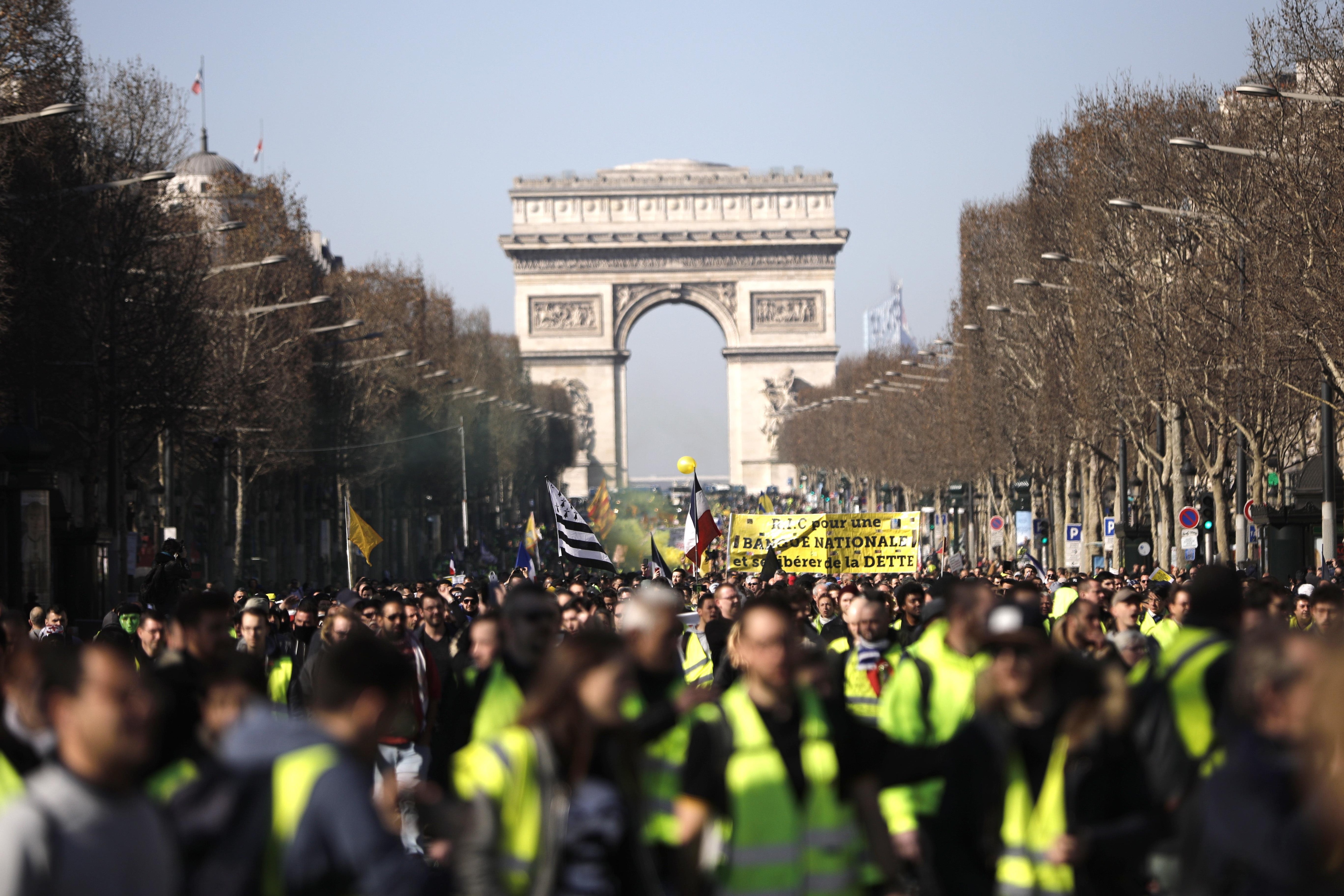 Crowd Protestors Group Of People Flag Arc De Triomphe Paris France Champs Elysees 5000x3334