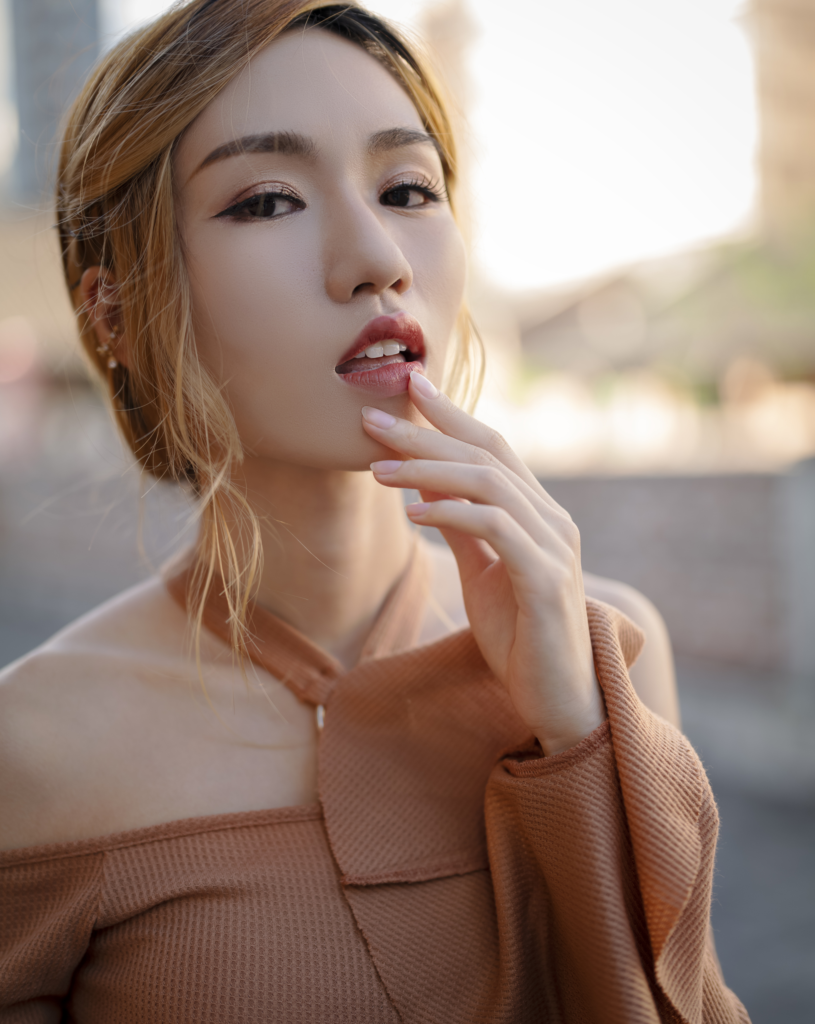 Chou Hsuan Yung Women Asian Blonde Open Mouth Portrait Finger On Lips 2785x3500