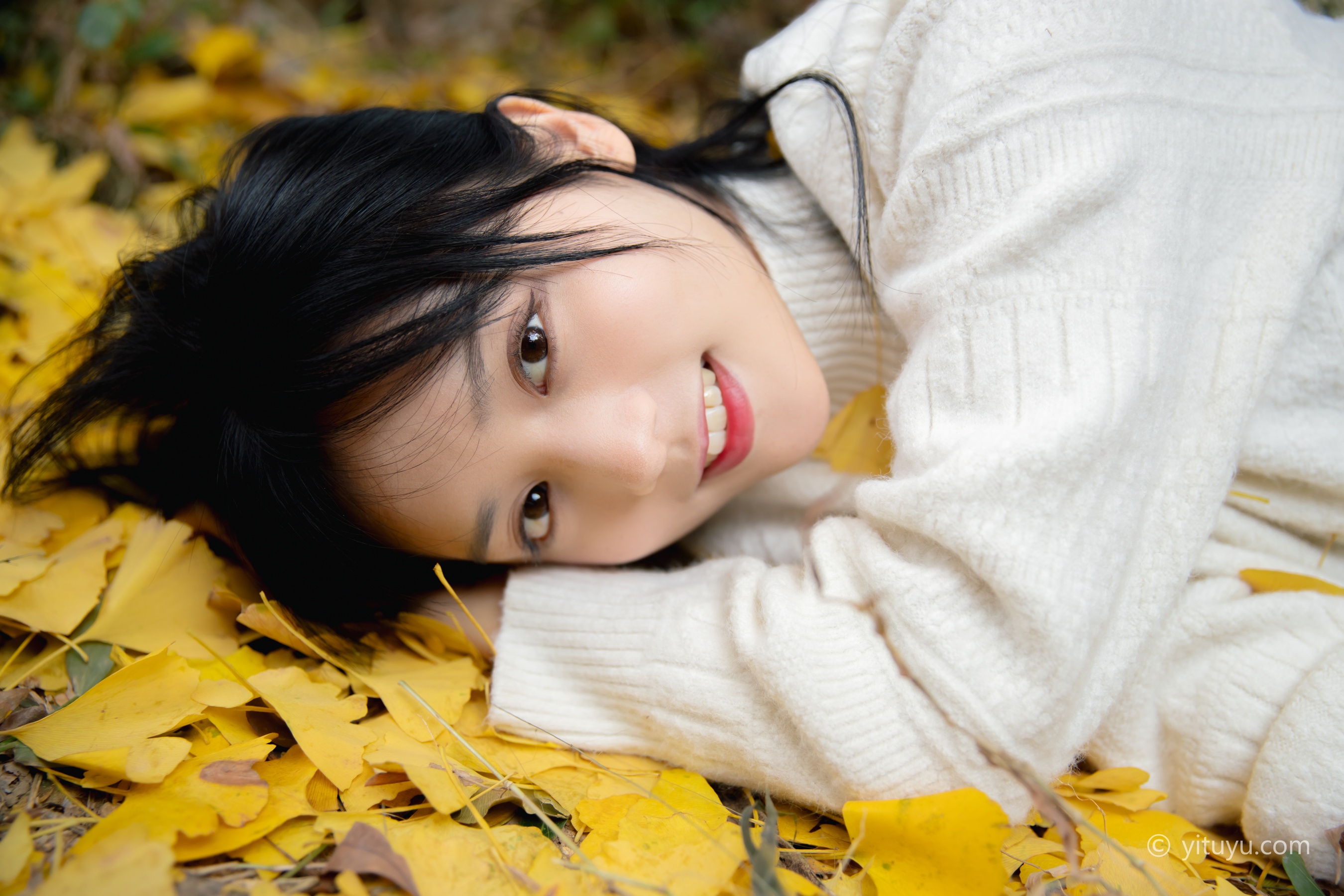 Women Model Asian Fallen Leaves Fall Dark Hair Long Hair Sweater 2700x1800