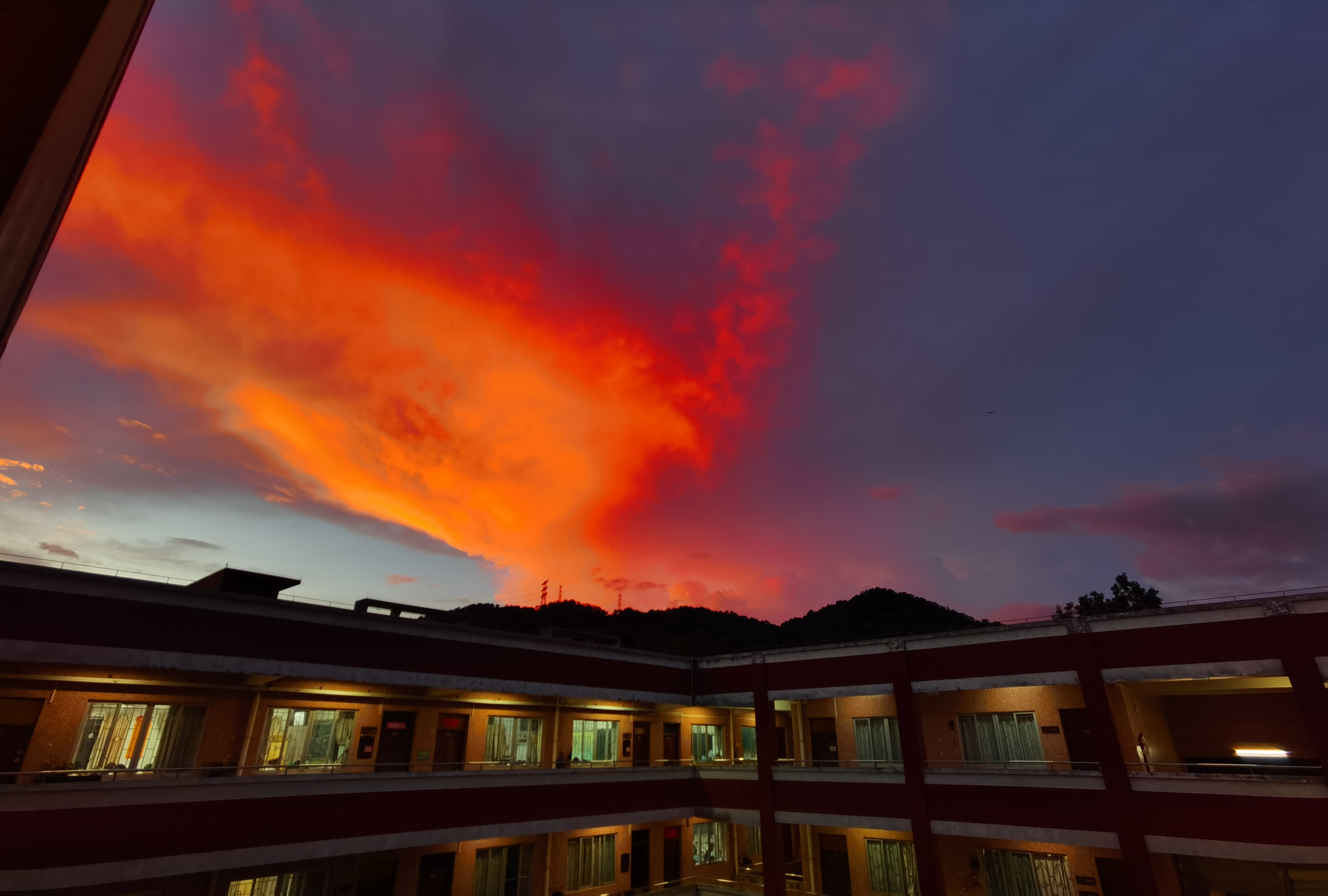 Dusk Sunset Glow Landscape School Sky Clouds Apartment 3840x2592