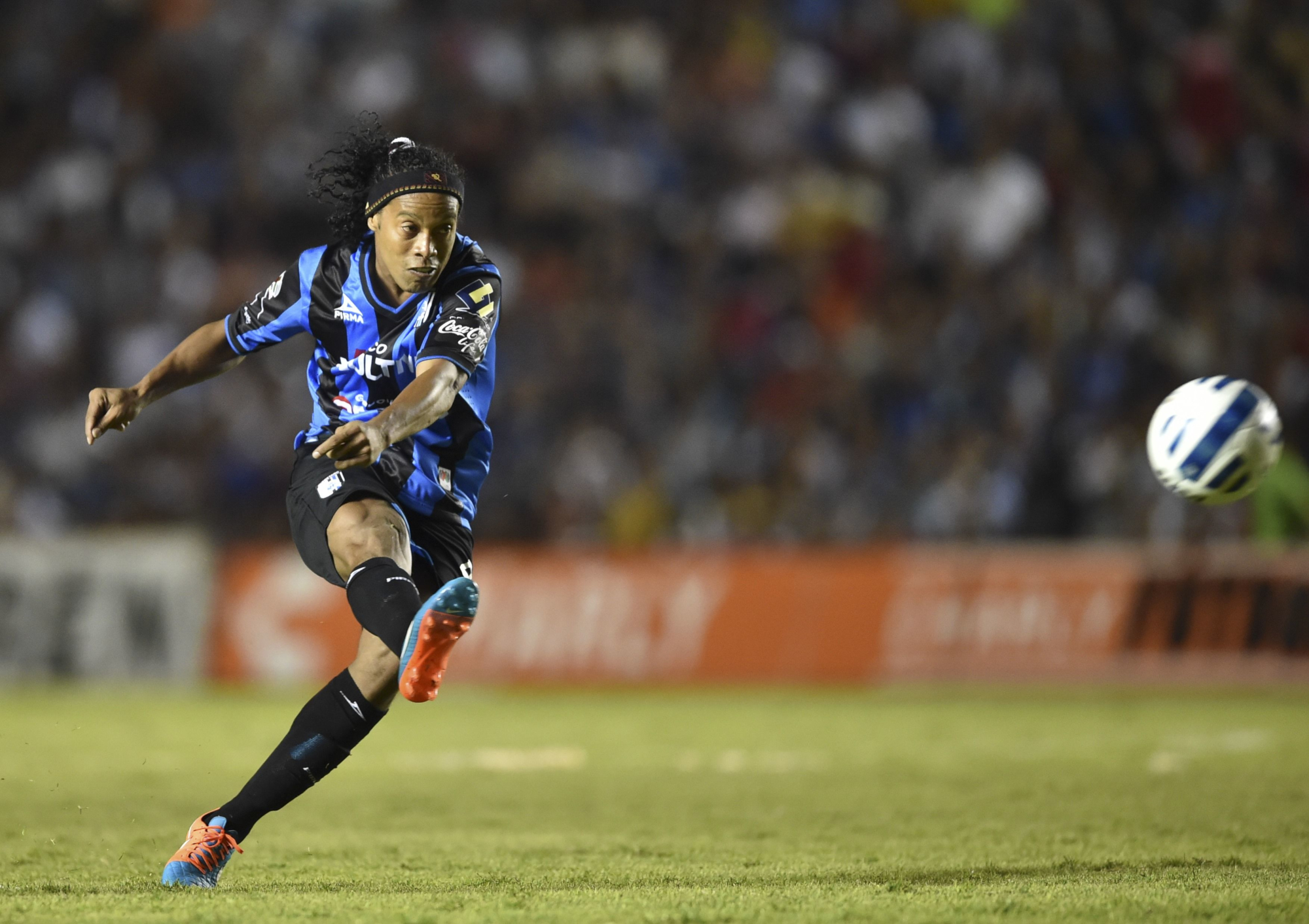 Sports Ronaldinho 2000x1412