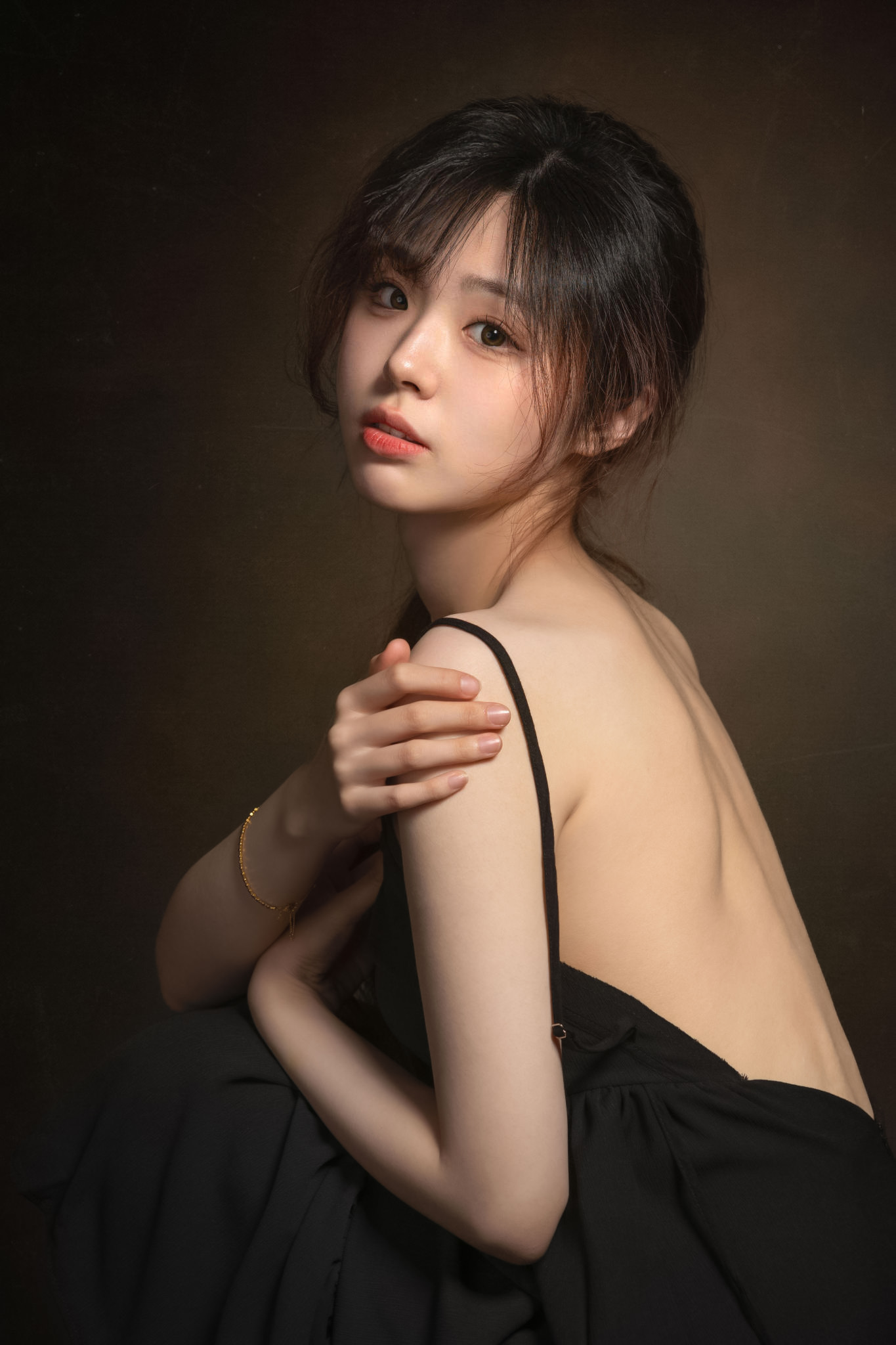 Lee Hu Women Asian Dark Hair Dress Black Clothing Simple Background Eyeliner 1365x2048