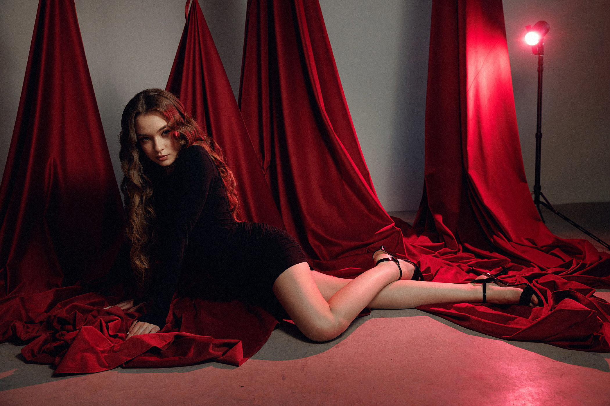 Ivan Vedernikov Women Wavy Hair Black Clothing Curtains Red Light 2100x1400