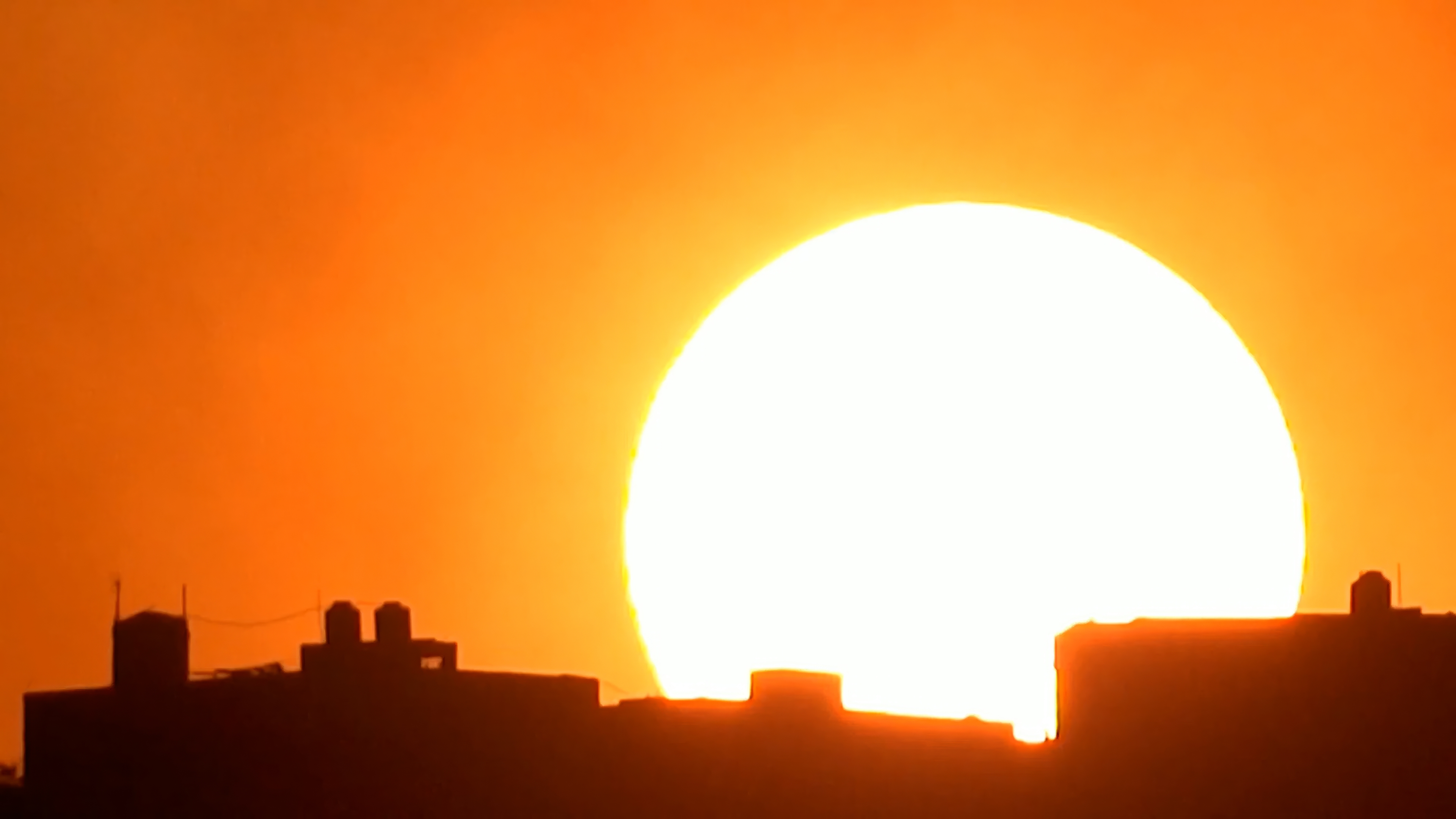 Sun Bright Building Silhouette White Light Orange Yellow Dawn Sunset 3840x2160