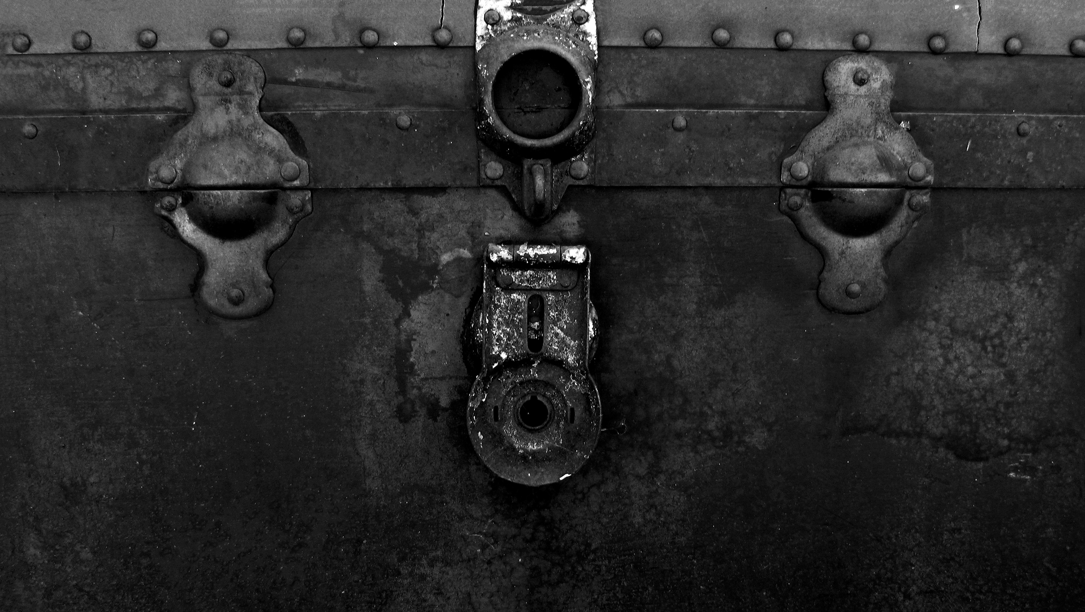 Footlocker Trunks Monochrome Aged Rust Photography 3463x1955
