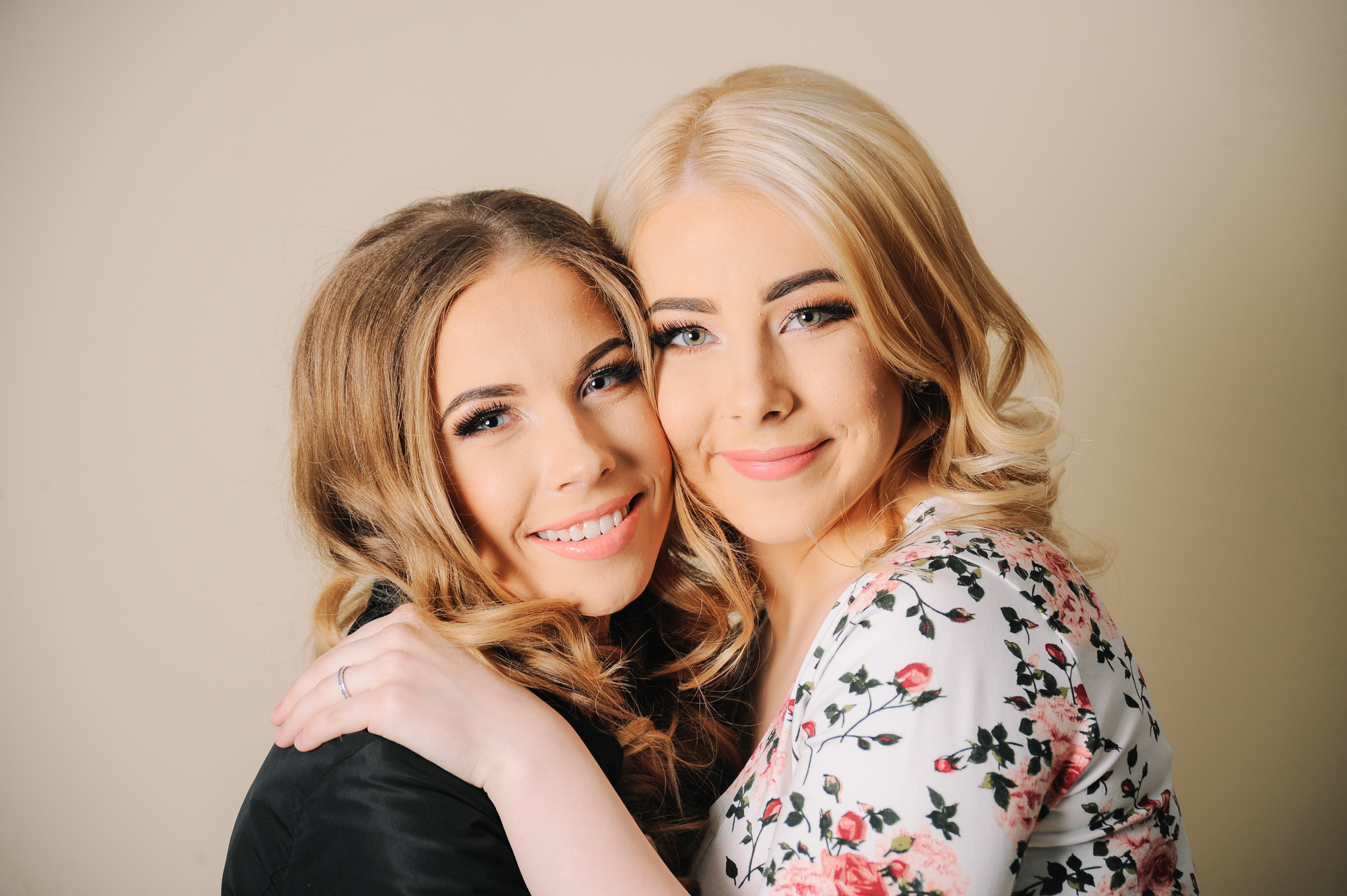 Women Hugging Blonde Closeup 2048x1363